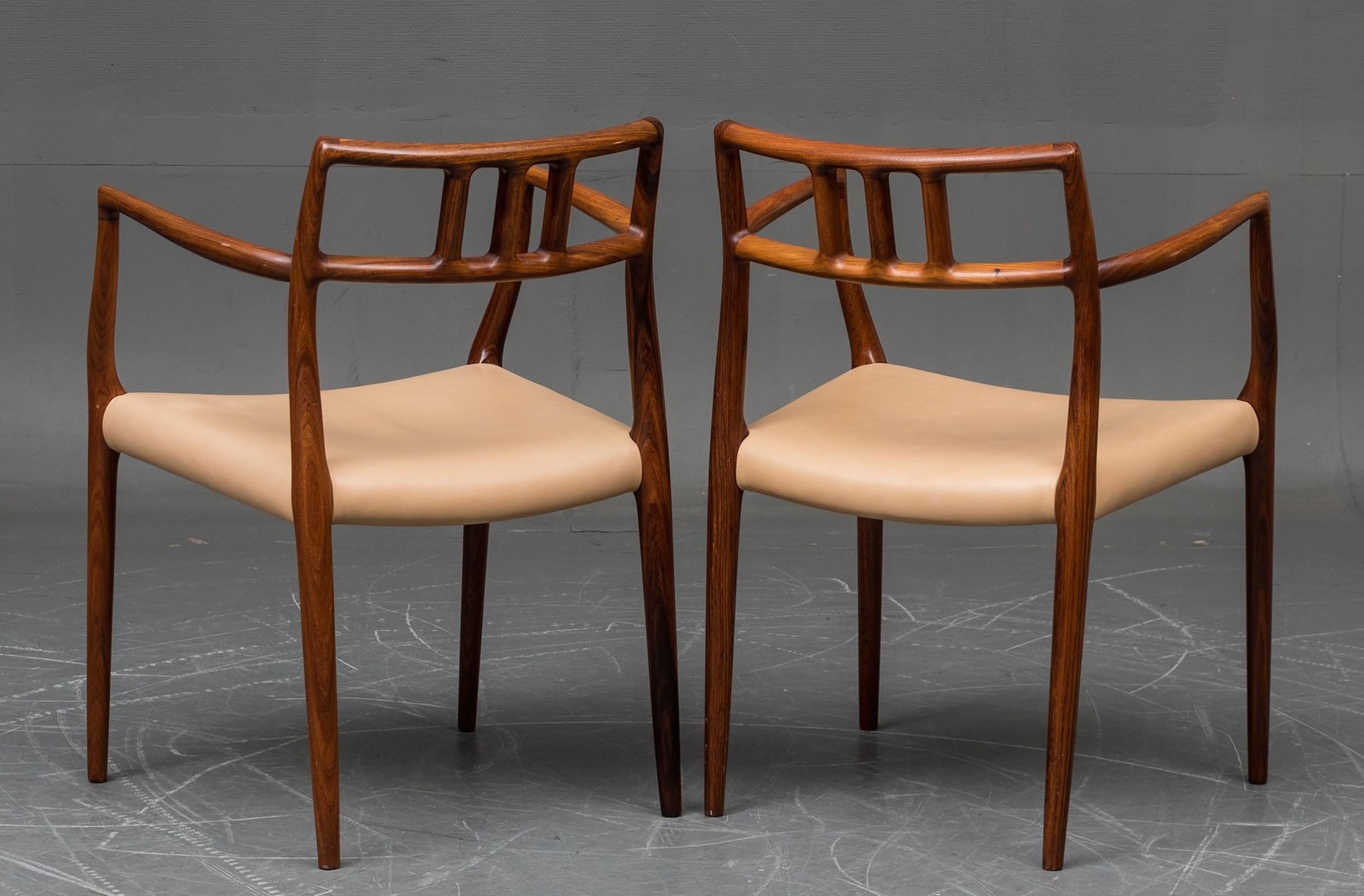 Une paire de chaises longues en bois de rose conçues par N.O. Moller et édité par JL Mobelfabrick dans les années 1960. Cadre en bois de rose massif et rembourrage en cuir clair. Excellent état.