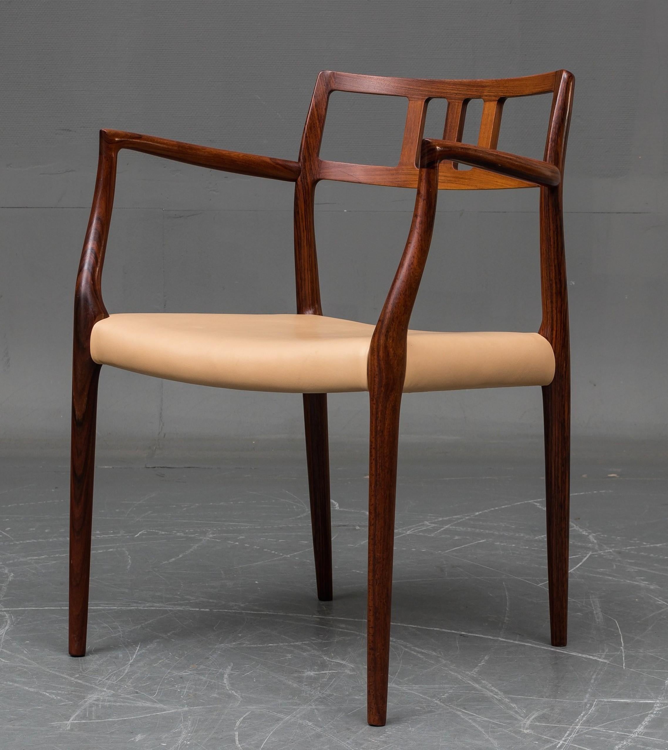Danois Paire de chaises longues en bois de rose N.O.Moller, modèle 64 en vente