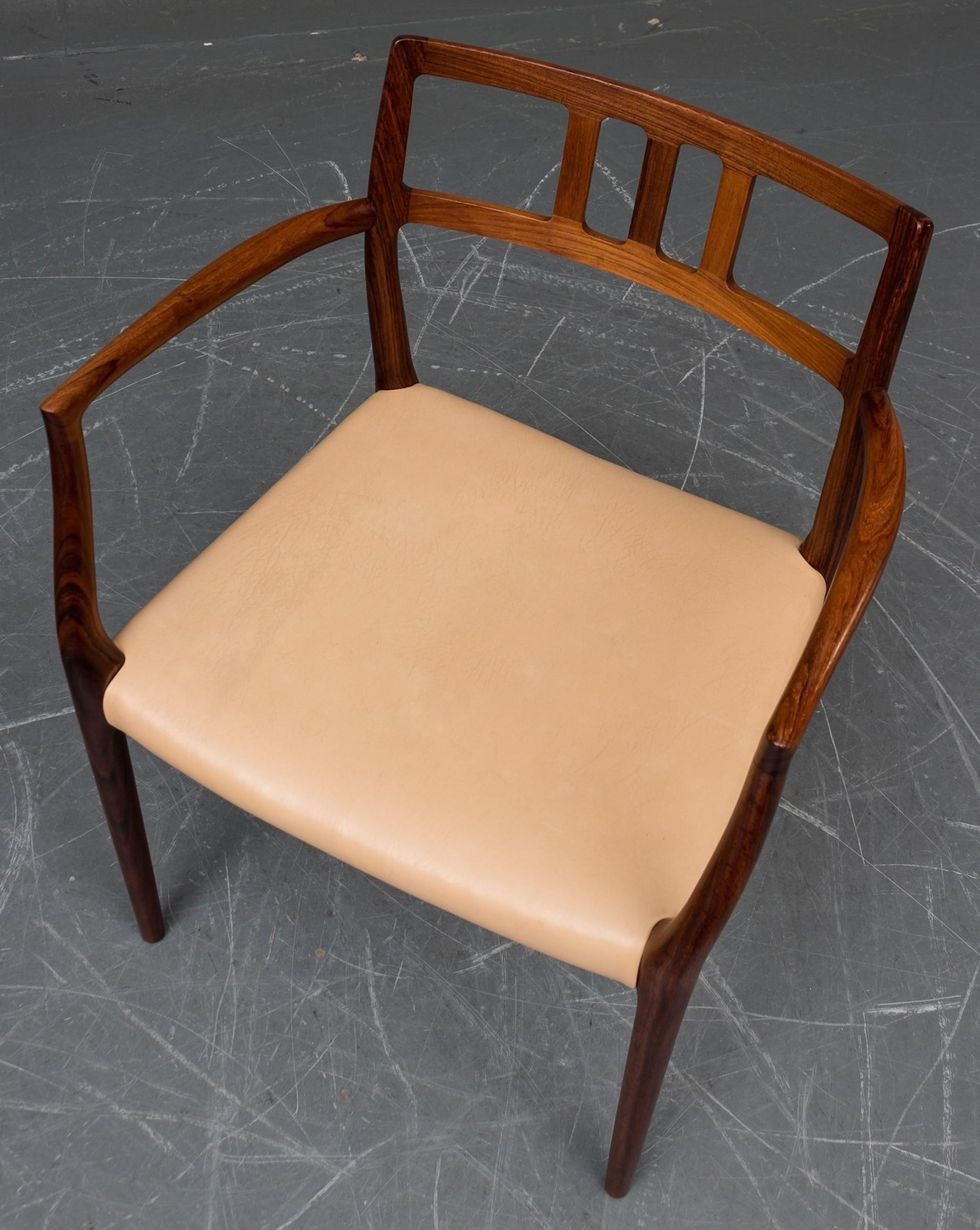 Cuir Paire de chaises longues en bois de rose N.O.Moller, modèle 64 en vente
