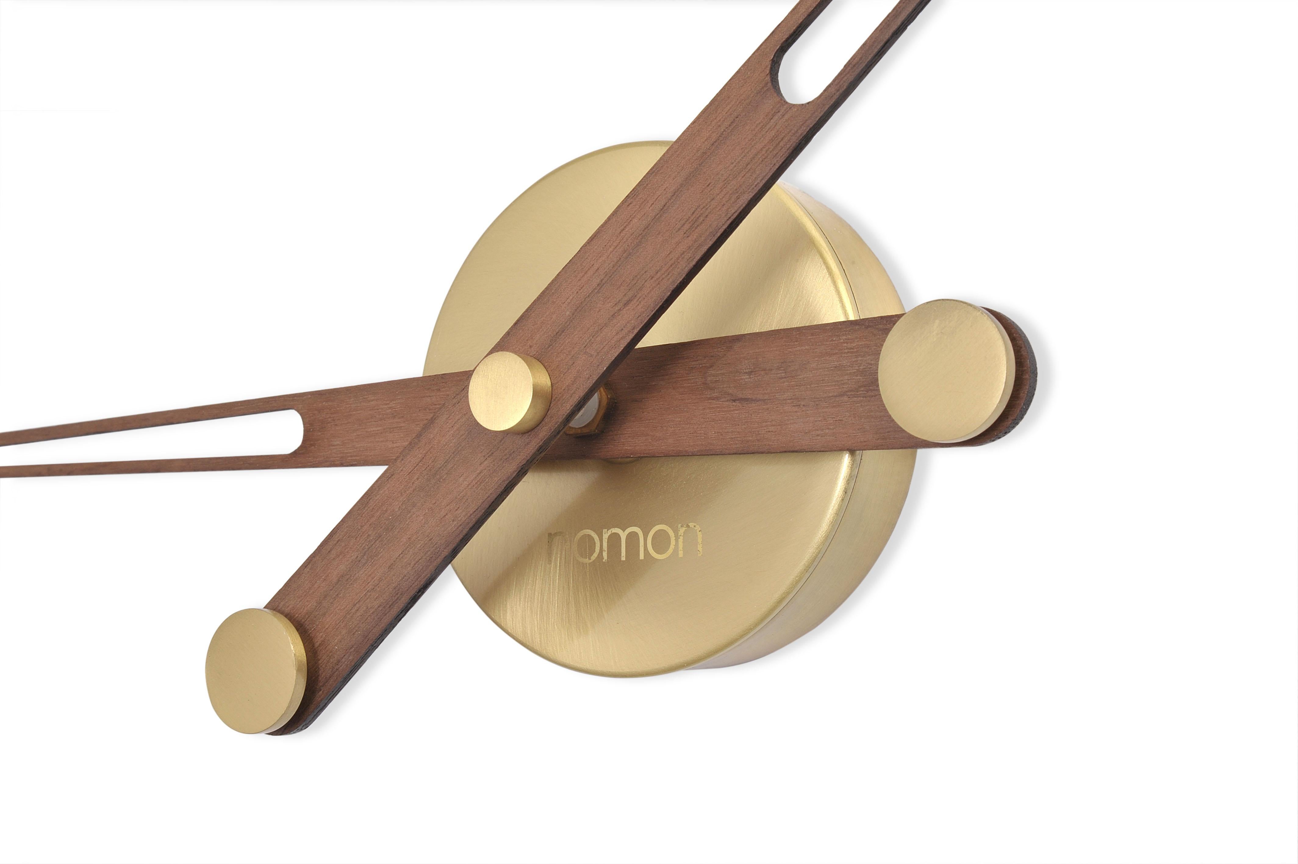 Avec un diamètre compris entre 74 et 100 cm, cette horloge est un modèle moderne avec des touches de bois qui transmettent un sentiment de chaleur et d'intimité. Une de ses particularités et ce qui le différencie des autres modèles est qu'il possède