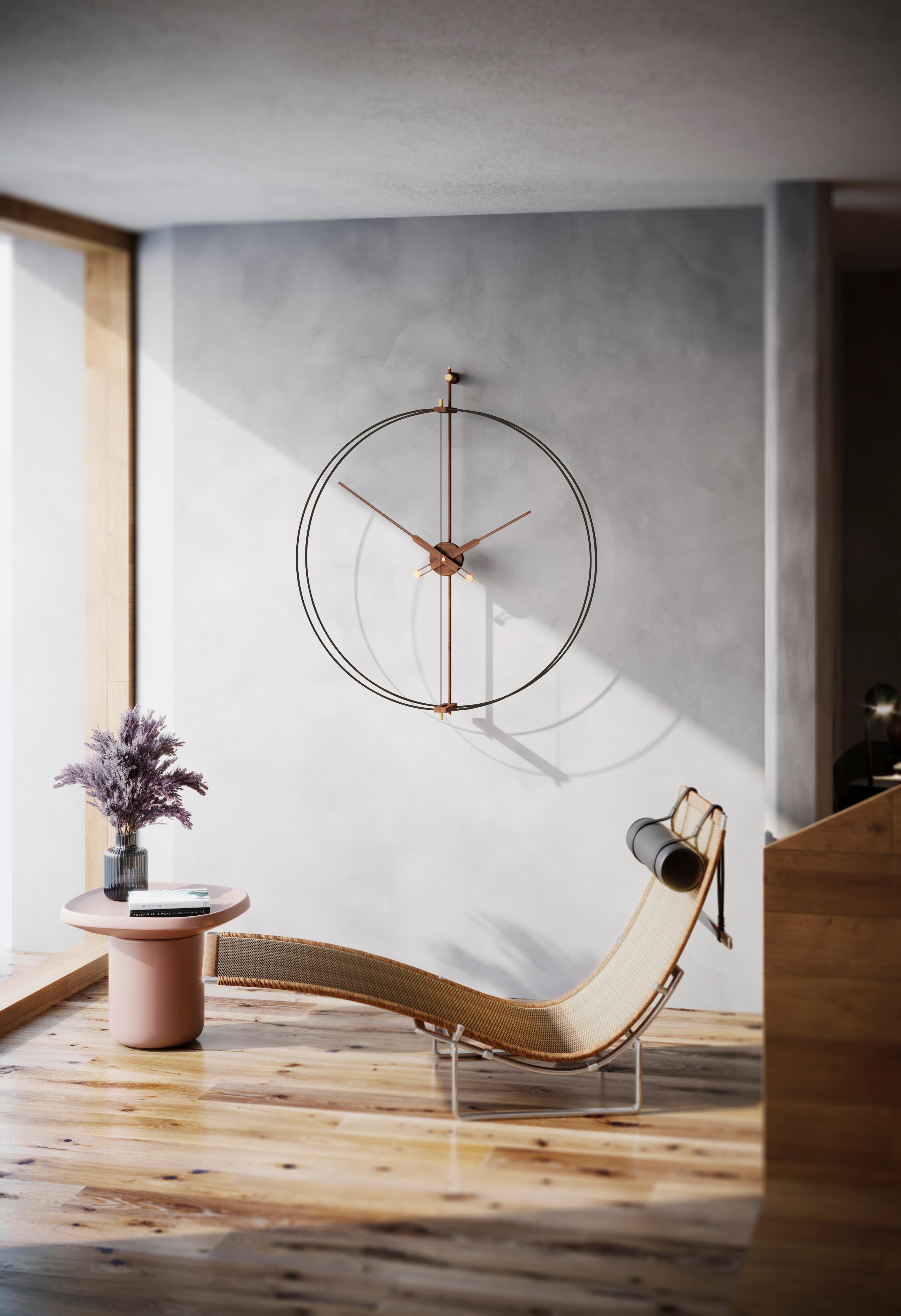 Renovation of one of the most representative models of nomon, the iconic Barcelona clock. Incorporating a more glamorous style in the design.
It stands out for the brass finish in its fiberglass double ring.

Rings in brass finish, hands and