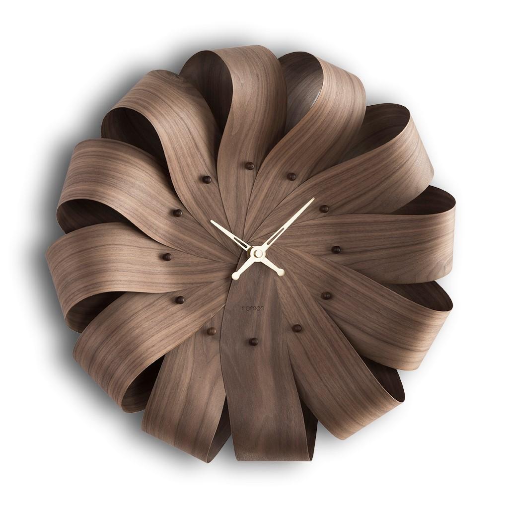 FOR THE FIRST TIME, NOMON WORKS WITH SUBTLY FOLDED WOODEN STRIPS. THE SILHOUETTE CONNECTS US WITH NATURE, EMULATING AN OPEN FLOWER IN ALL ITS SPLENDOR.

Clock made with natural walnut or oak sheets.
The subtle folds of curved wood create