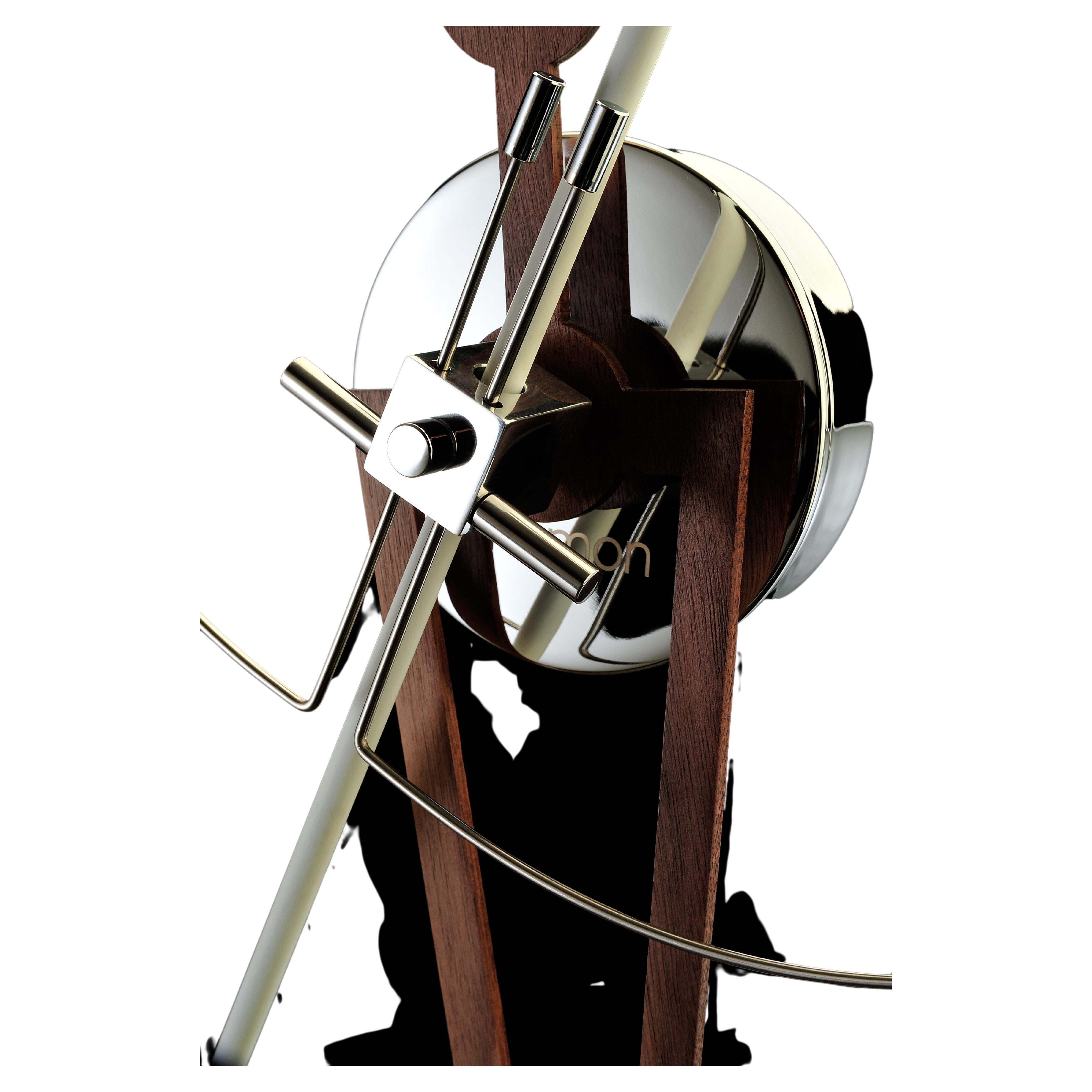 
Horloge de Ø80cm composée d'une aiguille des heures en bois de noyer et d'une aiguille des minutes en fibre de verre surmontant un anneau en métal. Un design contemporain et un grand impact visuel.

Détails en métal chromé, aiguille des minutes