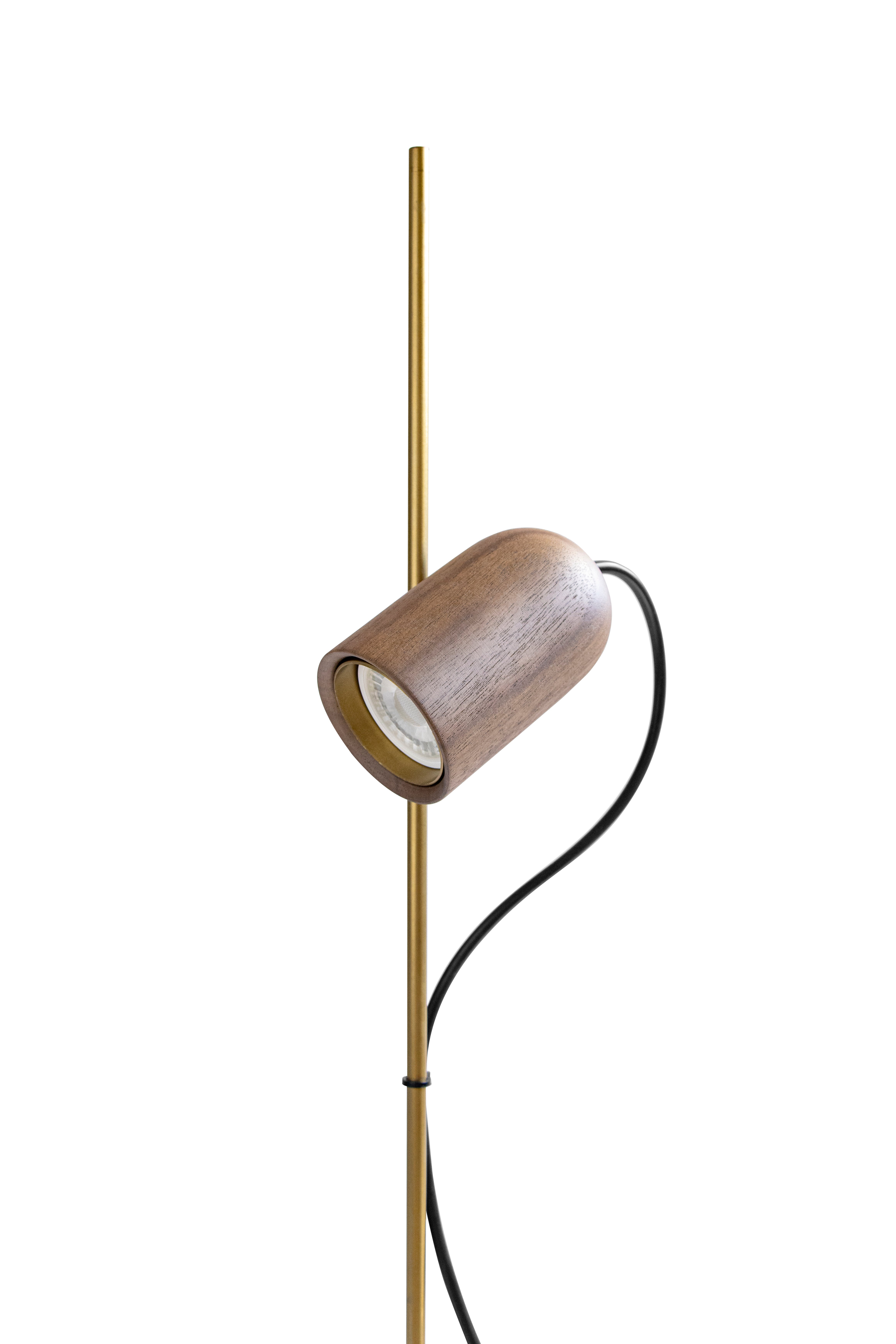 Nomon incorporates to the collection of lighting a new family, Onfa. We can find it in several versions: table, floor and pendant. A design that offers elegance and simplicity. It combines a metal body in brass or graphite finish with focus and base