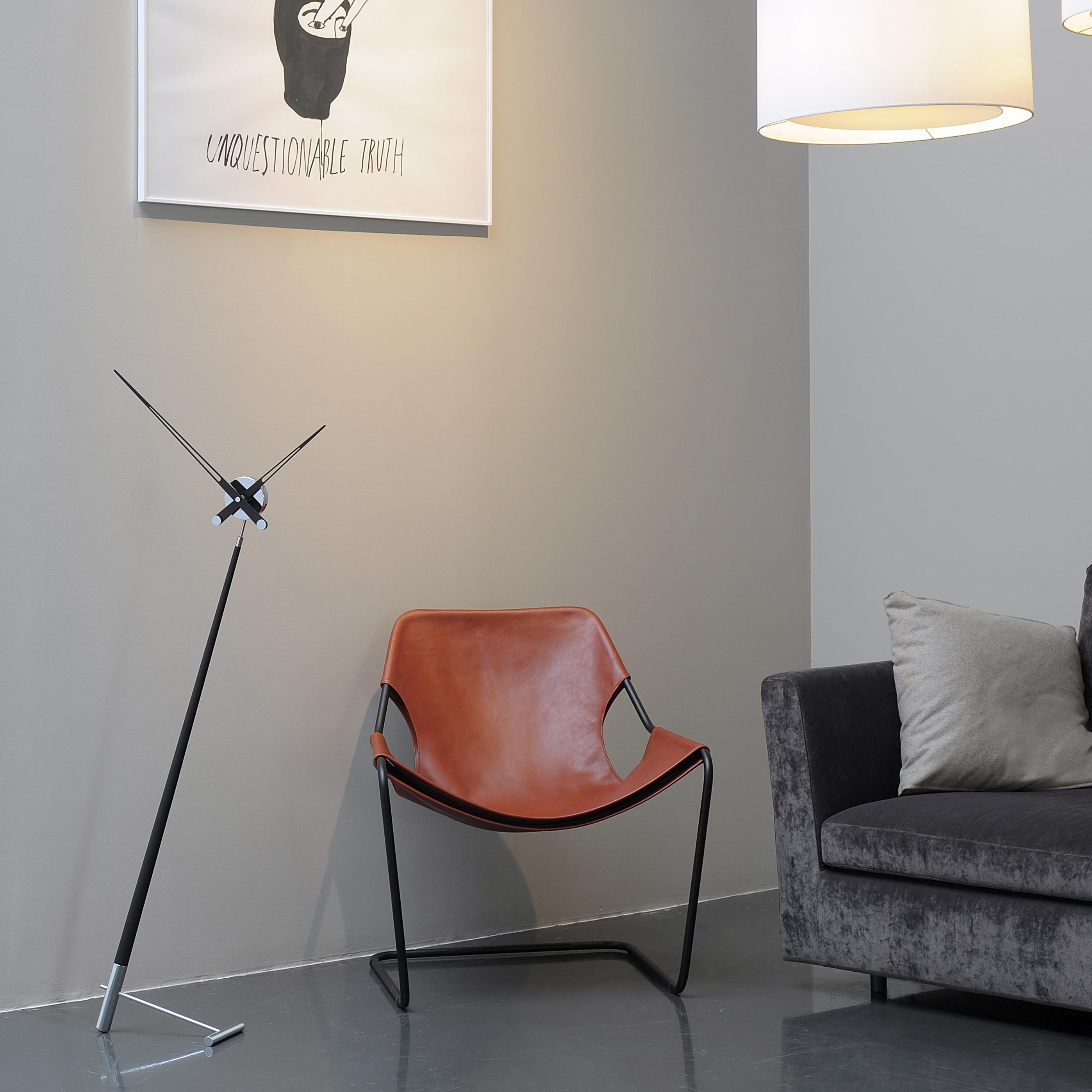 En innovant avec ses modèles petits et simples, Nomon propose l'horloge Pisa T à placer sur les bureaux ou les bureaux d'angle. La forme d'aiguille fine de cette horloge à pied offre un style simple et confortable pour votre maison.

Les mains se
