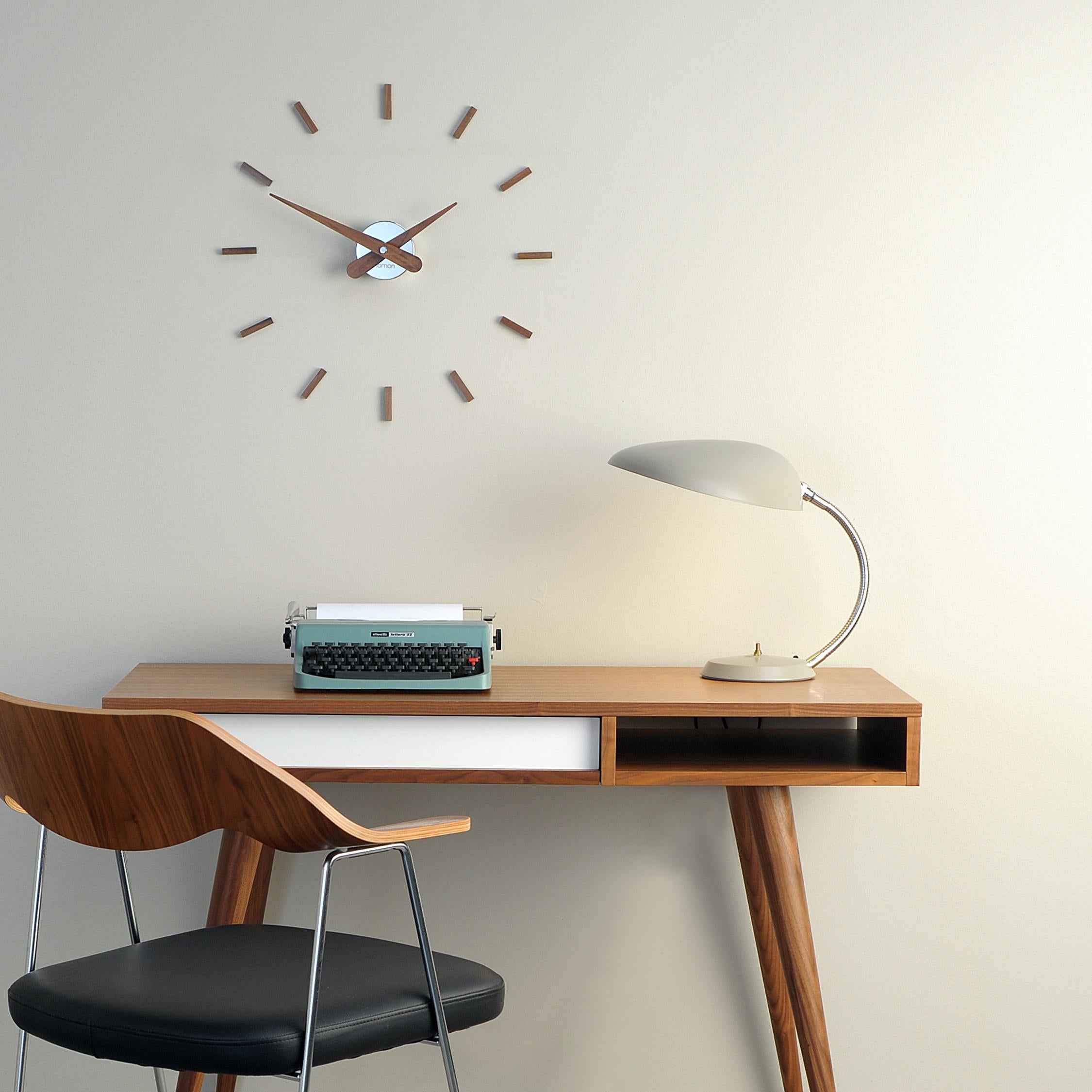 The wood of the extended hour markers adds warmth to the wall
and the easy installation with adhesive brings versatility to the whole design.
Available with a central box in chromed metal, providing light and distinction.
