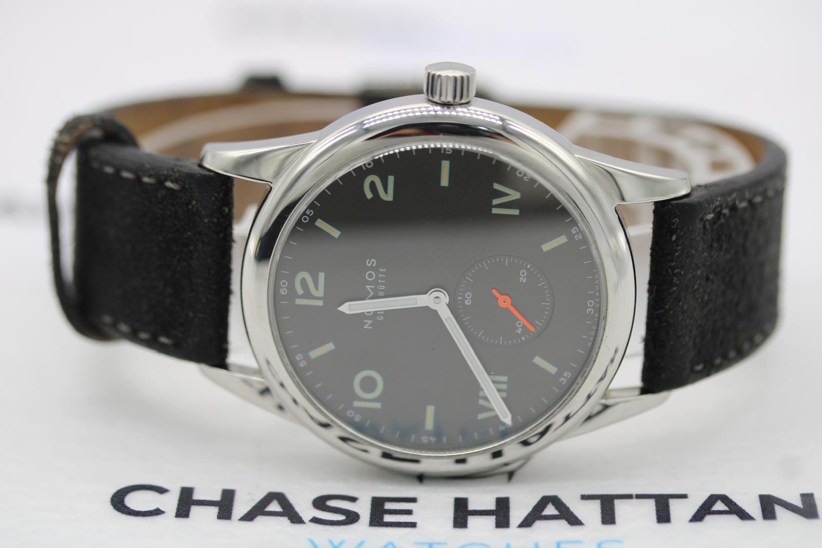 NOMOS Club Campus 38 Nacht  Ref. 738 / 12452  Box & Papiere  2023
Die NOMOS Club Campus 38 Night (Ref. 738 / 12452) ist eines der vielseitigsten und markantesten Stücke aus der Kollektion der deutschen Marke. Mit dem charakteristischen Night Glass