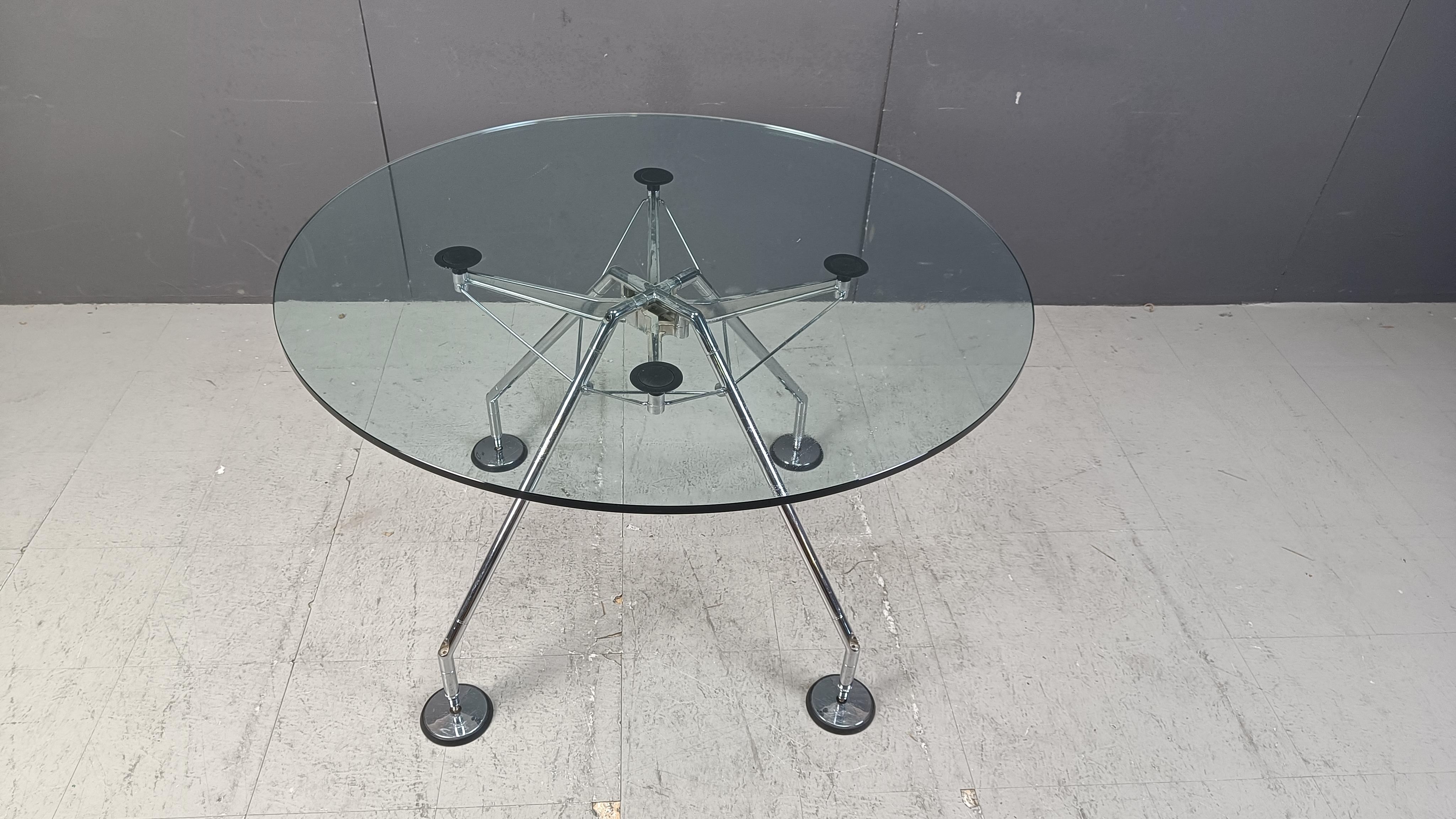 This dining table was designed by Sir Norman Foster for Tecno.

Originally designed for use in his London office, this design became a succes and is a classic still for sale today.

This example dates from the 1990s.

The design dates from