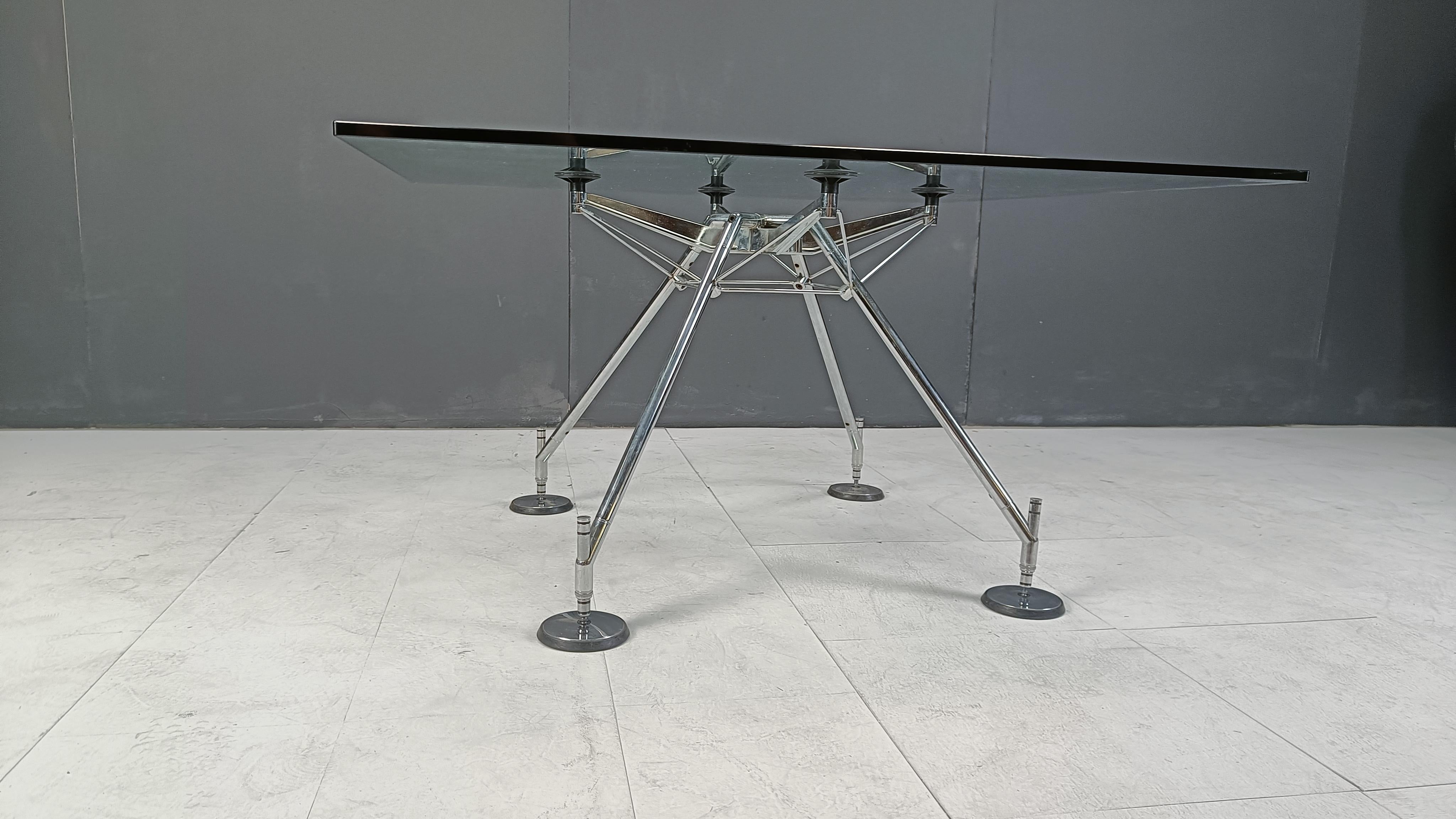 This dining table was designed by Sir Norman Foster for Tecno.

Originally designed for use in his London office, this design became a succes and is a classic still for sale today.

This example dates from the 1990s.

The design dates from