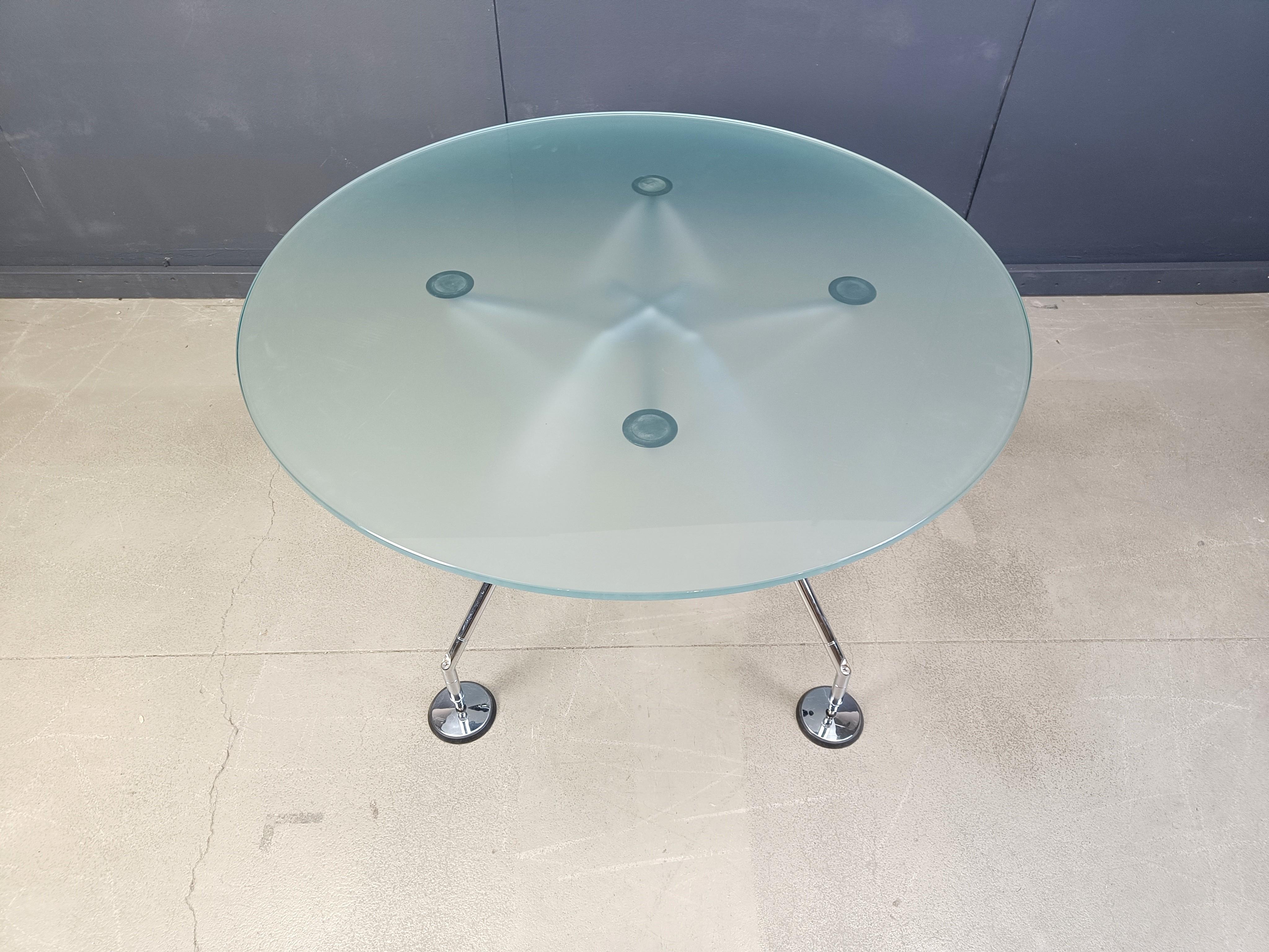 
This dining table was designed by Sir Norman Foster for Tecno.

Originally designed for use in his London office, this design became a succes and is a classic still for sale today.

This example dates from the 1990s.

The design dates from