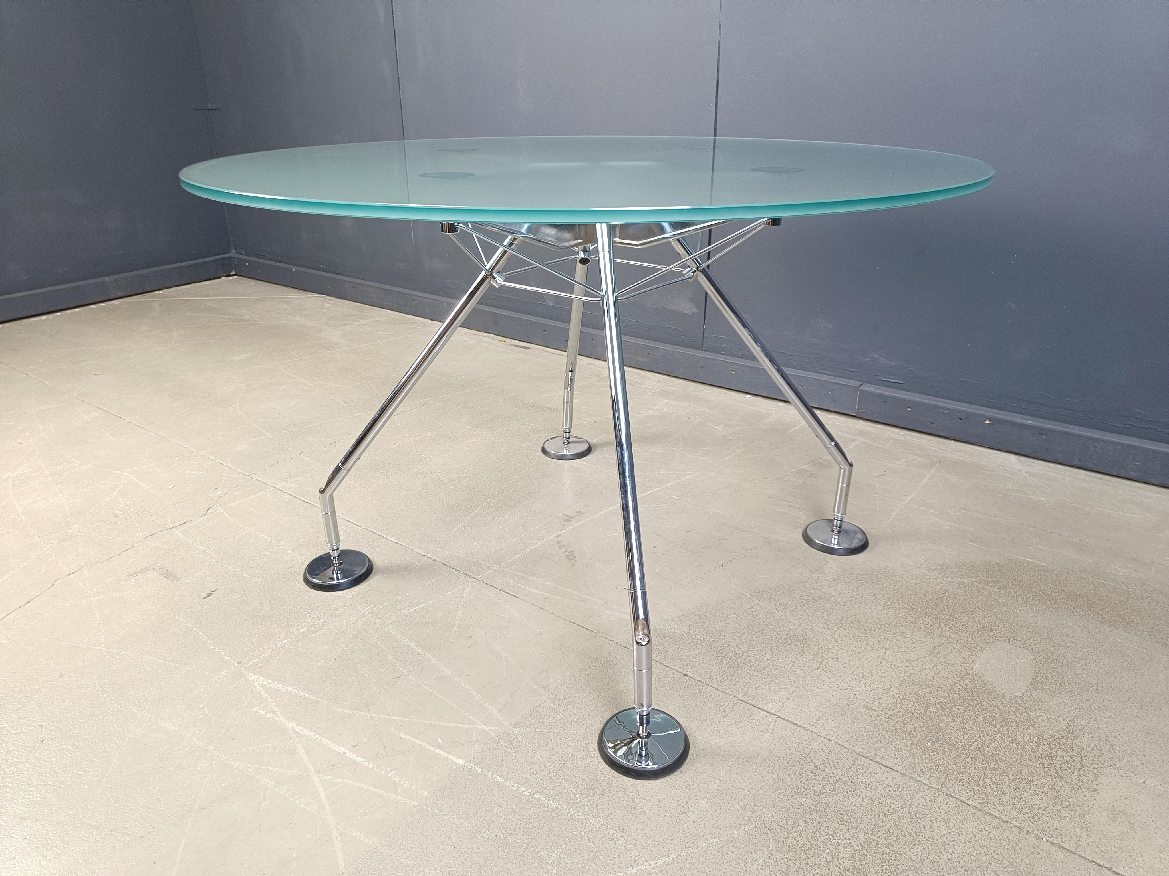 Nomos Dining Table by Norman Foster for Tecno, 1990s In Good Condition For Sale In Leuven, Vlaams Gewest