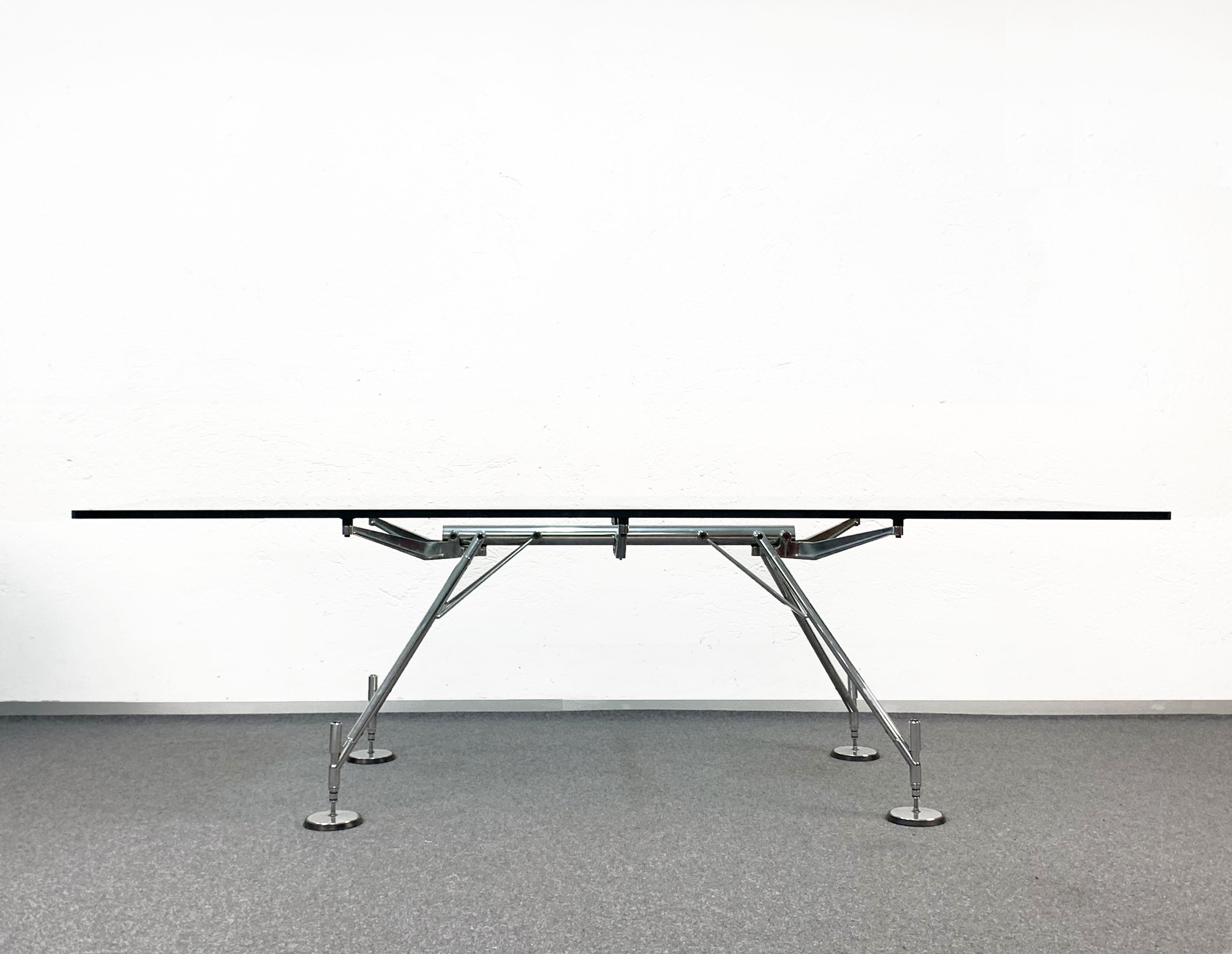 The Nomos table with its structure conceived as a solid skeleton from the zoomorphic aesthetic, like the system, is adaptable to multiple types of use, which indiscriminately concern both the world of the home and that of work.

The high image and