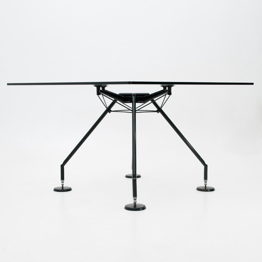 Table produced in the 1980s by Tecno on a project by Norman Foster.
Black painted metal structure.
Square glass top.
Good general conditions, some signs due to normal use over time.

Dimensions: Length 118.5 cm, depth 118.5 cm, height 74 cm.