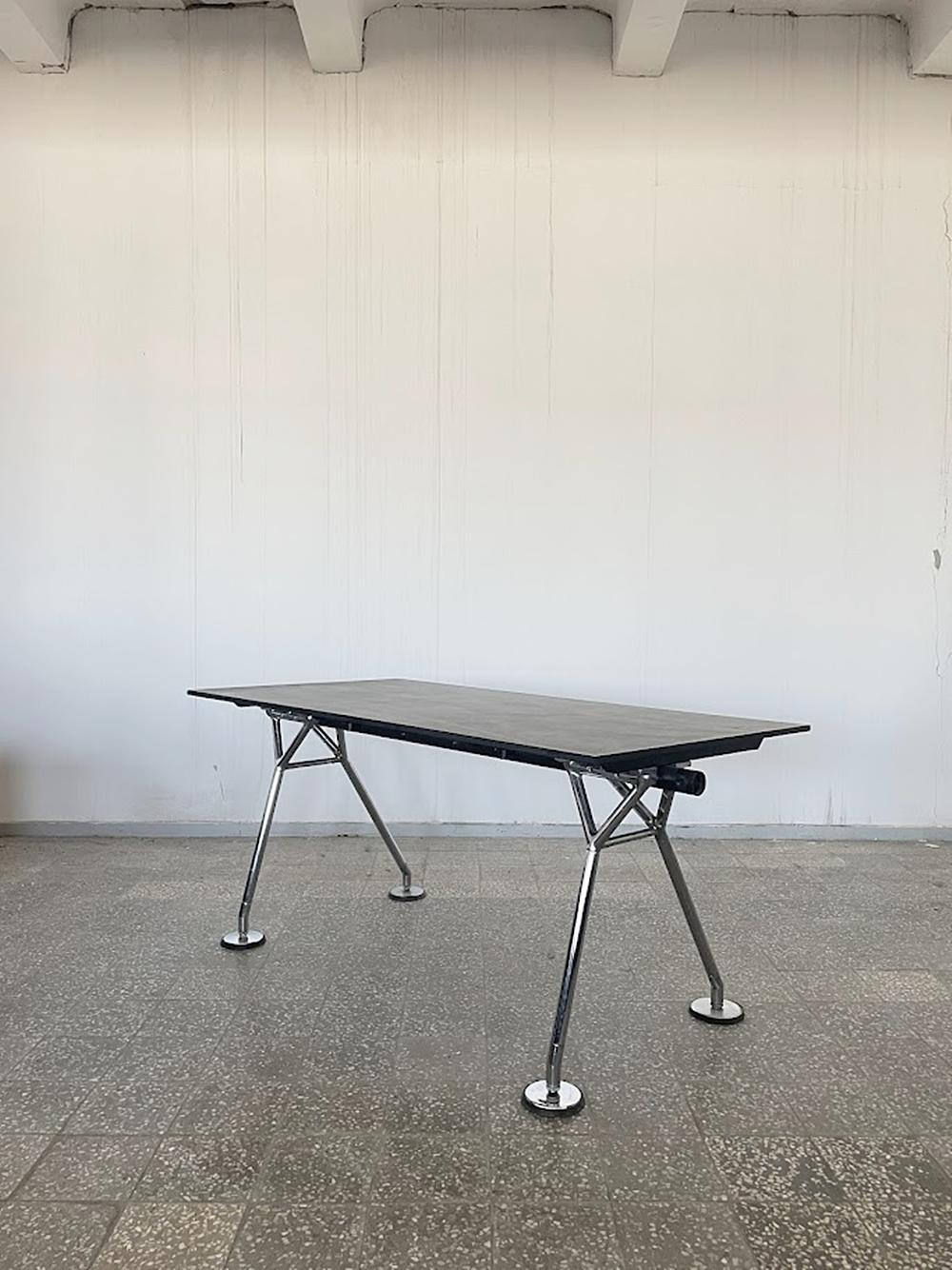 Scopri l'elegante e funzionale Nomos Table di Sir Norman Foster, prodotto dall'azienda italiana Tecno, è un'opera d'arte nel mondo del design degli spazi di lavoro.   Questo moderno capolavoro di design dello spazio di lavoro è caratterizzato da