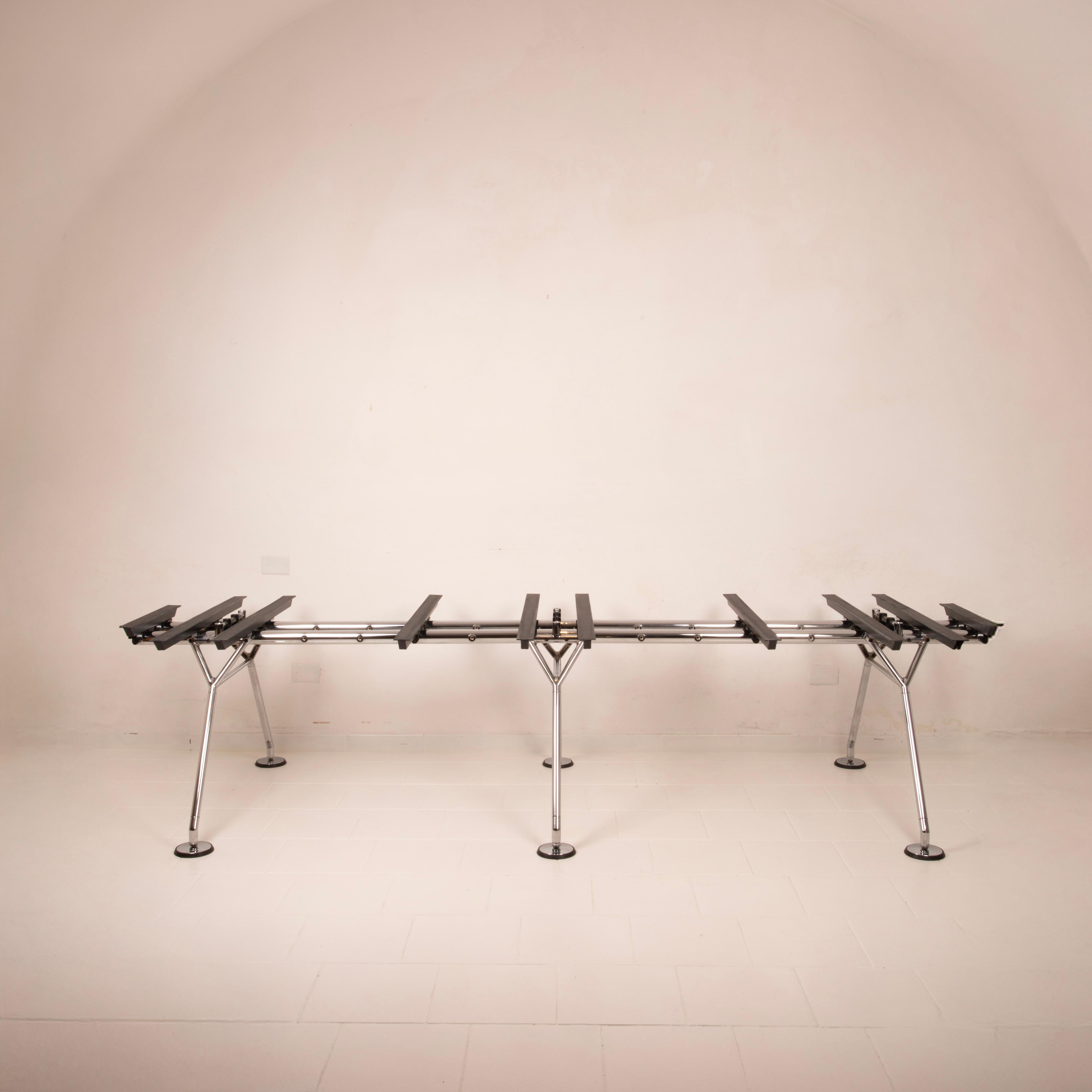 La Nomos Meeting est une icône absolue du design contemporain, conçue en 1980 par l'architecte britannique Norman Foster pour Tecno S.p.A..
Il ne s'agit pas d'une simple table, mais d'un véritable système structurel qui a révolutionné la conception