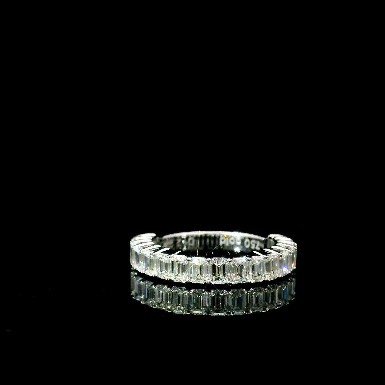 18kt white gold ring with diamonds
  
  Gold colour & karat: White gold 18kt
  Weight: 4.20 grams
  
  Set with-
  Stone type: Diamonds
  Carat: 2.22 ct
  Colour: G-H Colour
  Clarity: VS
  Cut: Emerald
