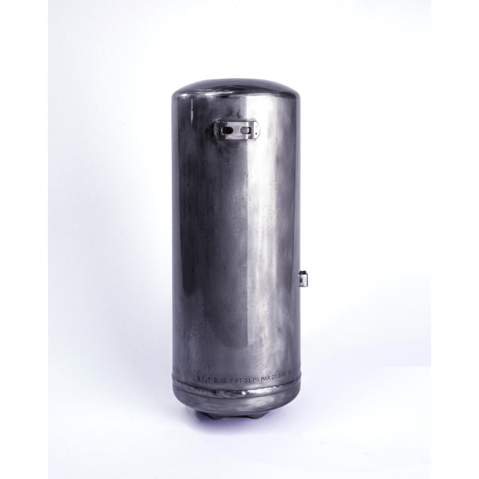 Vaso Non Ignes di Justus Knut Schomann
Dimensioni: L. 15 x P. 15 x H. 40 cm
Materiali: Acciaio inossidabile, Steele.
Peso: 1.2 Kg. 

Justus Knut Schomann
Nato a Colonia nel 1999, Justus Knut Schomann è un individuo appassionato e motivato. Nel 2021