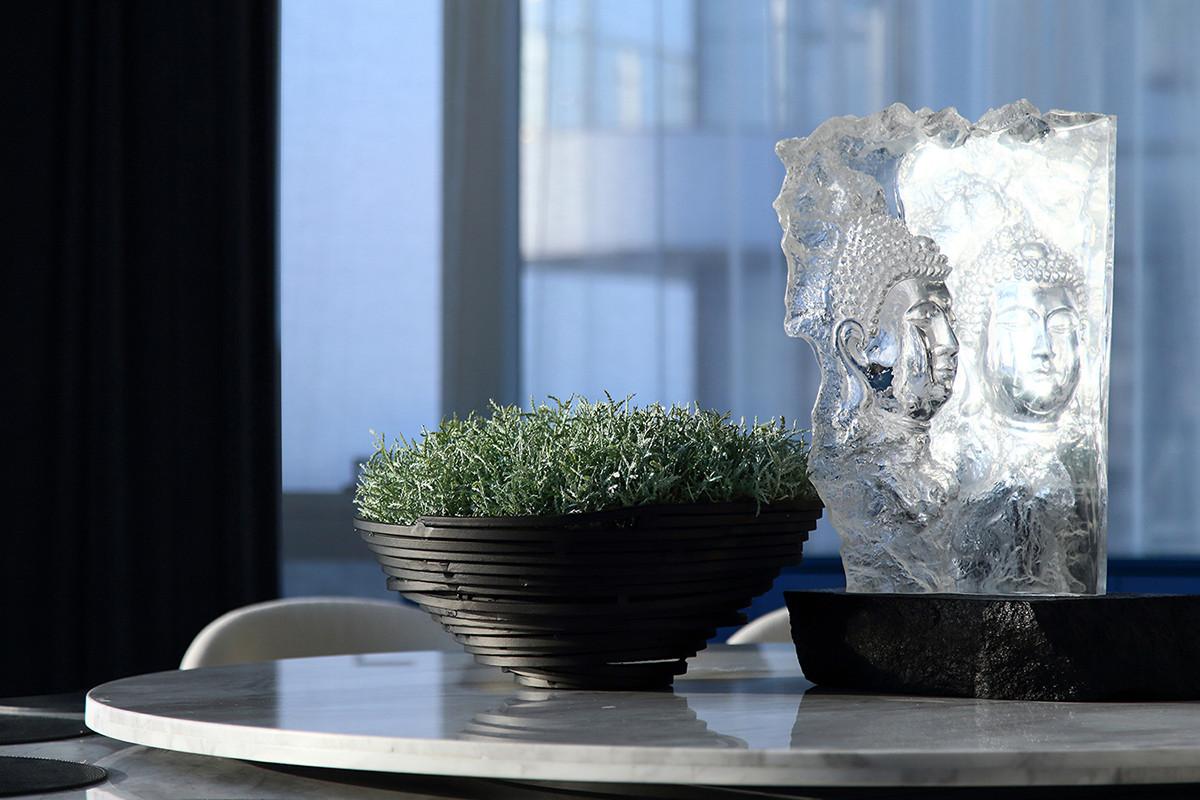 Non-objectivity Buddha Crystal Sculpture by Gordon Gu In New Condition For Sale In hong kong, HK