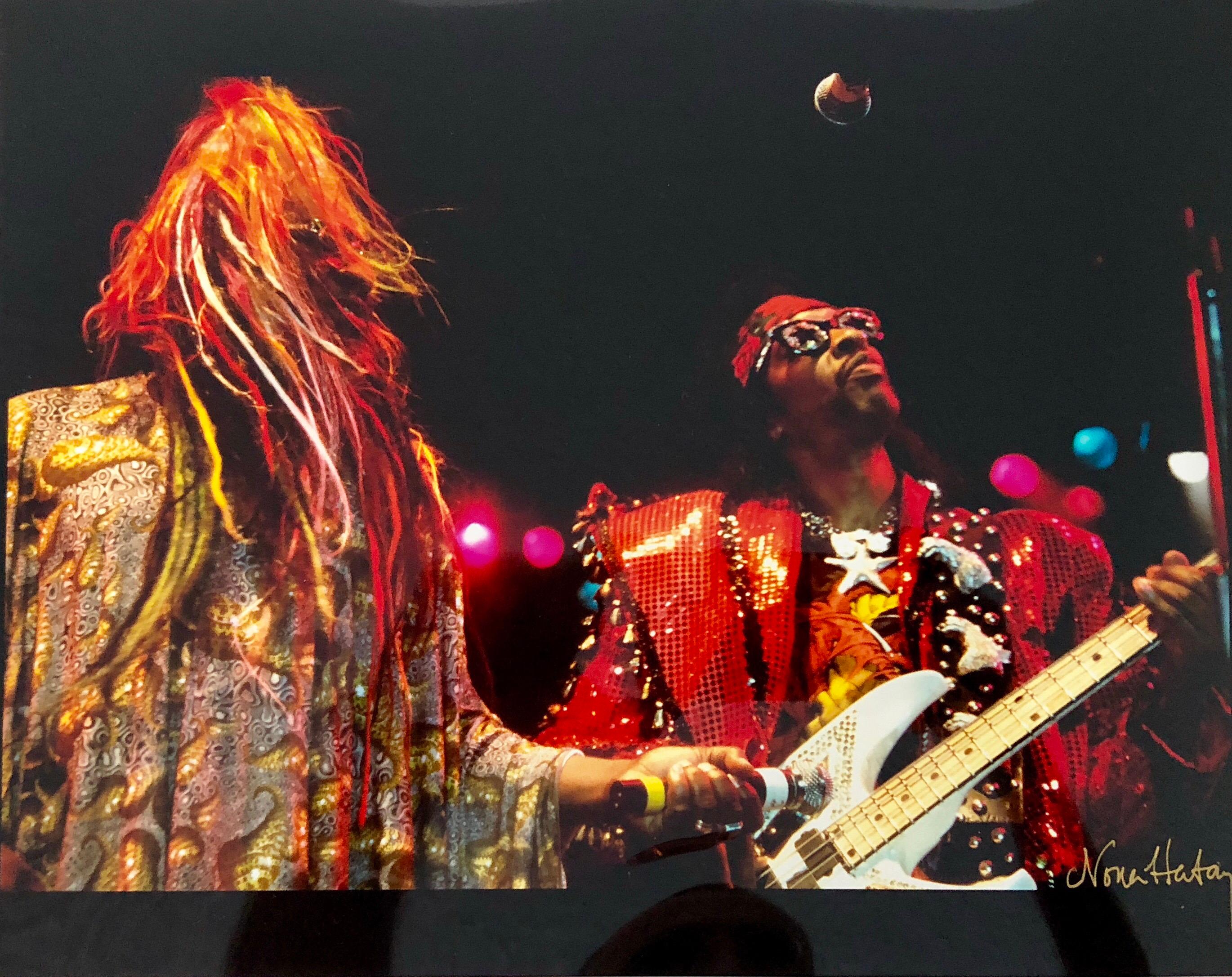 Farbiges Rock & Roll-Foto, handsigniert, Woodstock Music Festival, African American  – Photograph von Nona Hatay