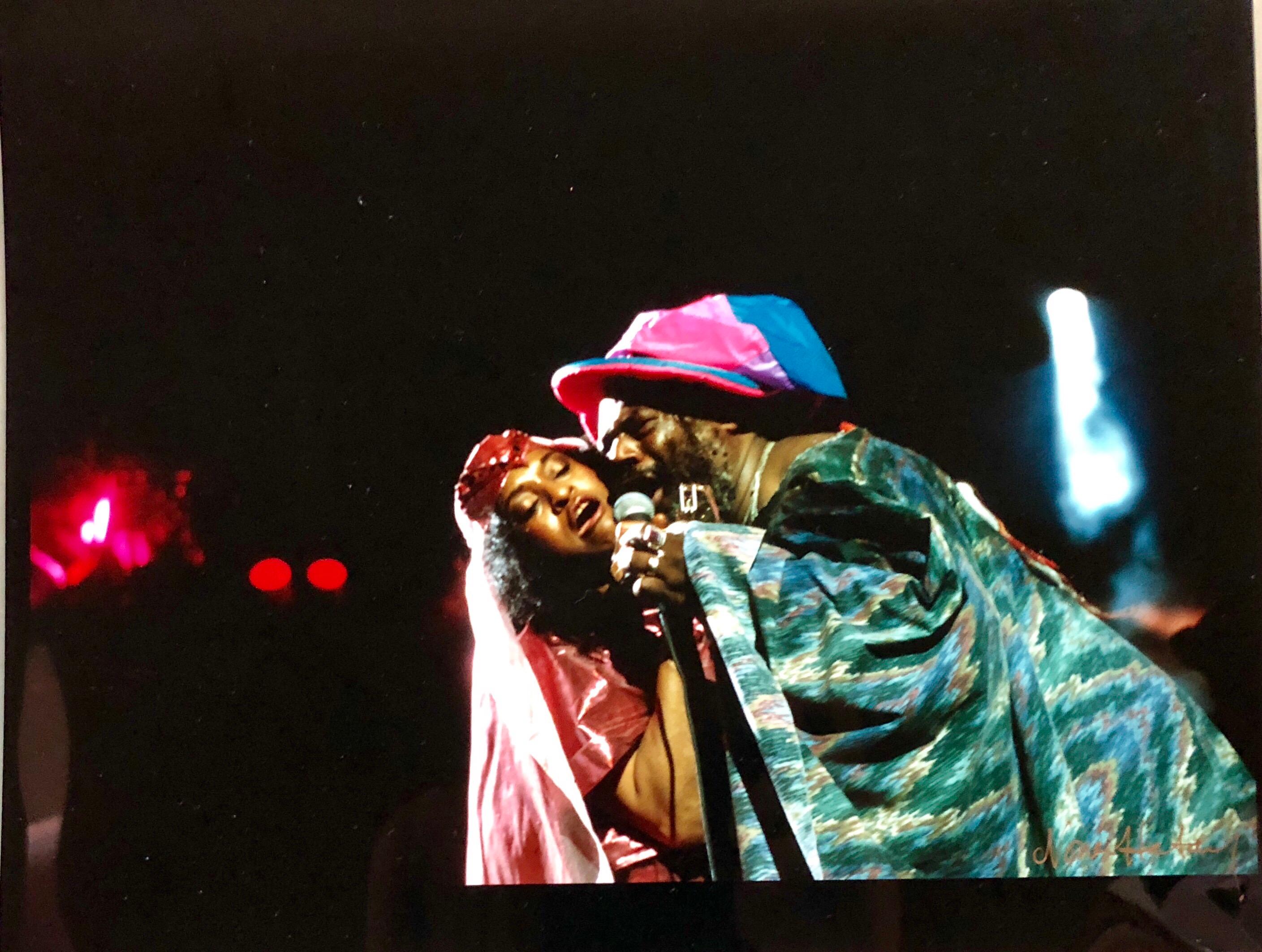 Photo couleur Rock & Roll signée à la main Woodstock Music Festival African American  - Noir Color Photograph par Nona Hatay