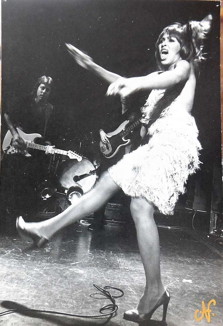 Carte à photos vintage Tina Turner n° 2 en gélatine argentée signée - Photograph de Nona Hatay