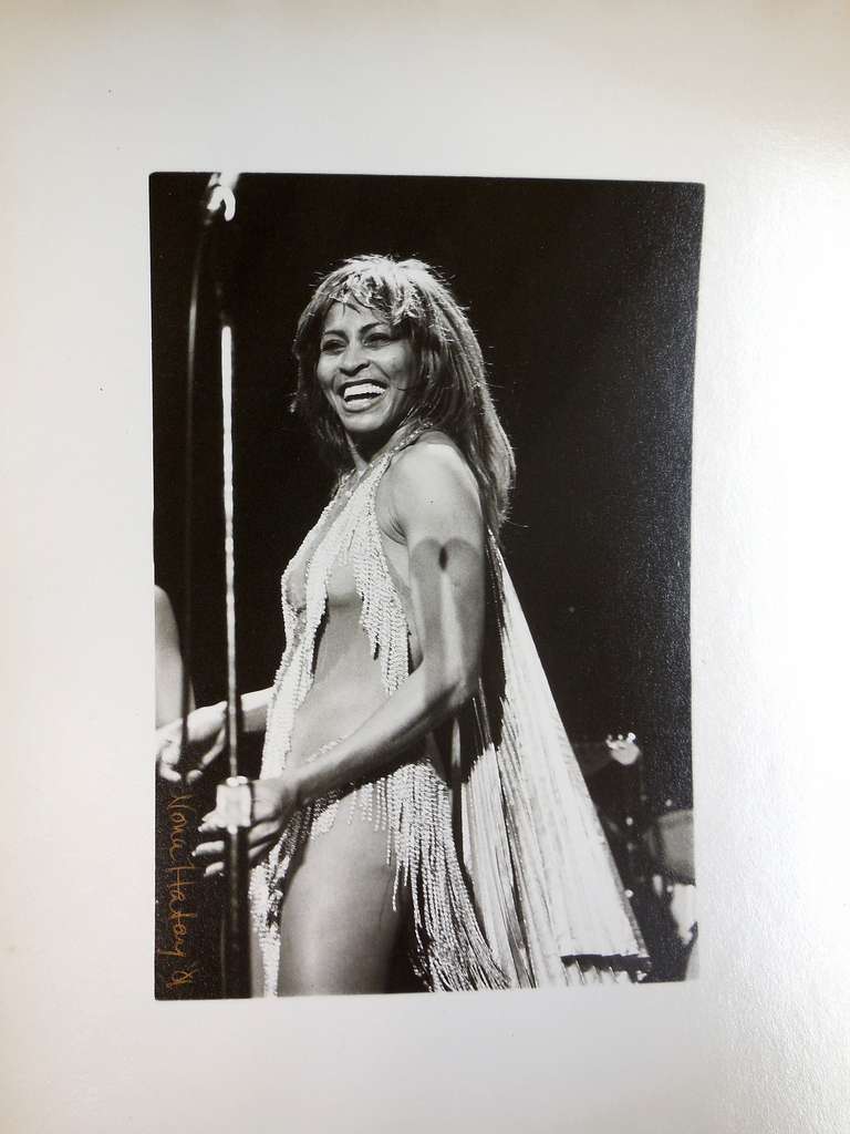 Signiertes Silber-Gelatine-Foto Tina Turner, Vintage – Photograph von Nona Hatay