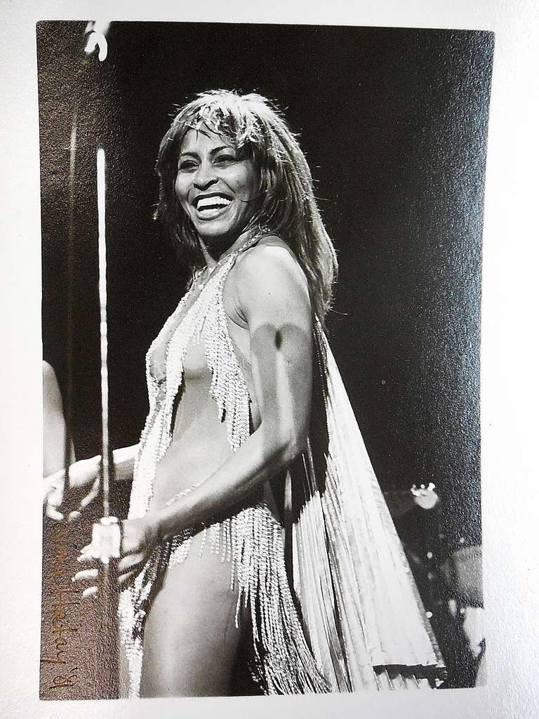 Nona Hatay Figurative Photograph – Signiertes Silber-Gelatine-Foto Tina Turner, Vintage