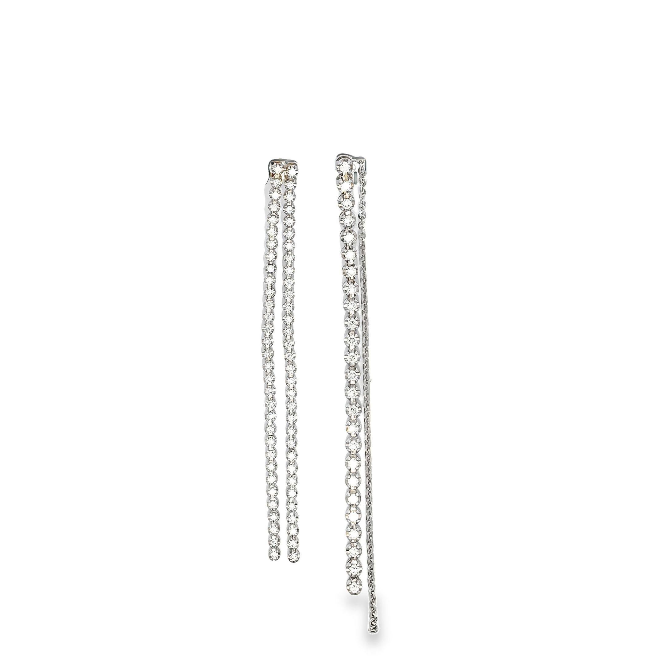 Abbaglia e richiama l'attenzione con questi affascinanti orecchini a catena con diamanti lunghi non identici. Realizzati in lussuoso oro bianco 18 carati, presentano un design elegante che diventerà sicuramente un pezzo forte. Una graziosa catena a