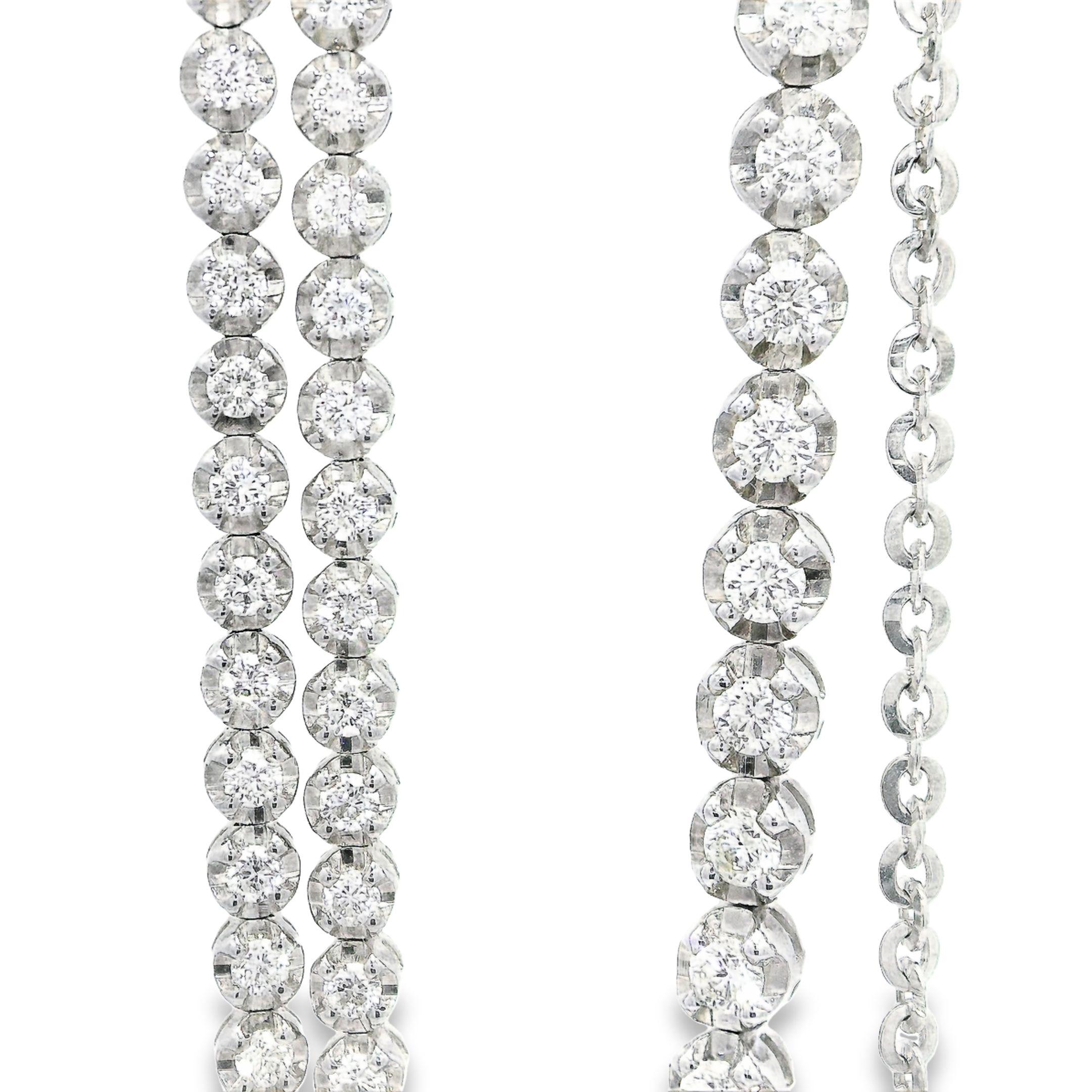 Orecchini lunghi non identici con diamanti e catena in oro bianco 18 carati In condizioni Nuovo in vendita a Hong Kong, HK