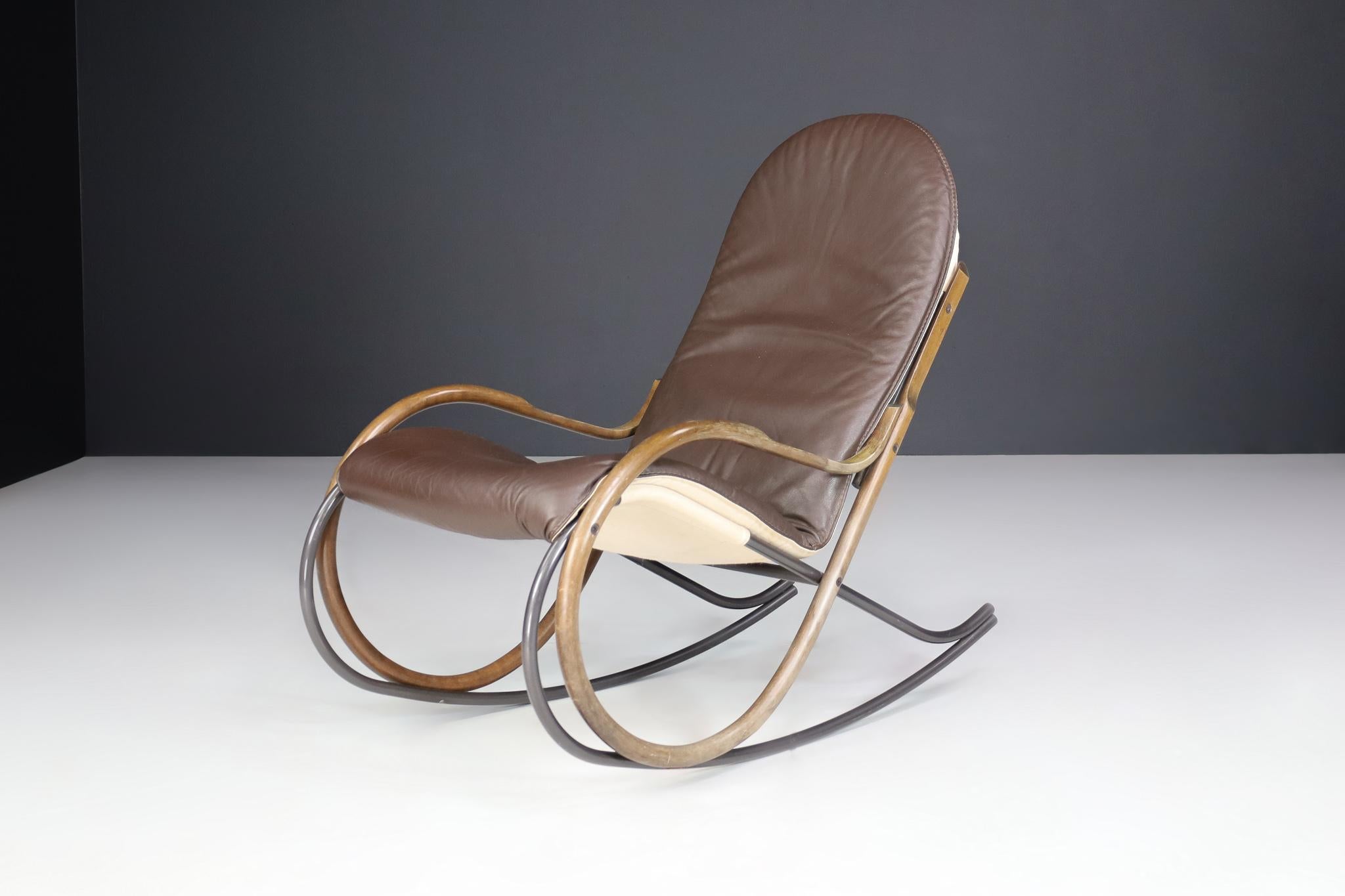 The ''Nonna'' armchair is the modern interpretation of a rocking chair, designed by the designer Paul Tuttle for Swiss company Strässle 1972.
Bent tubular steel chromed, in combination with beech wood and a very high-quality leather.

Paul Tuttle