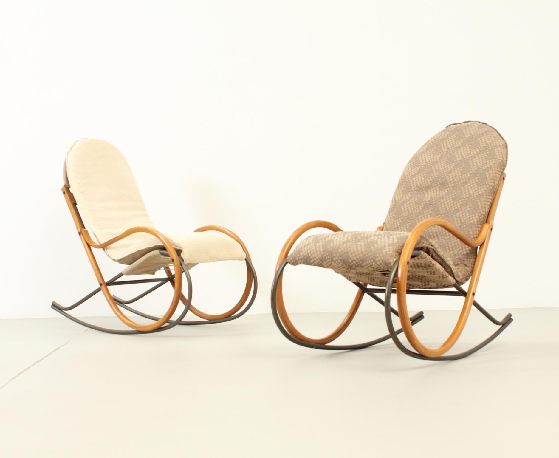 Pair of Nonna rocking chairs designed in 1972 by american designer Paul Tuttle for Strässle International, Switzerland. Metal structure finished in bronze and bentwood oak wood and upholstery with original fabrics.