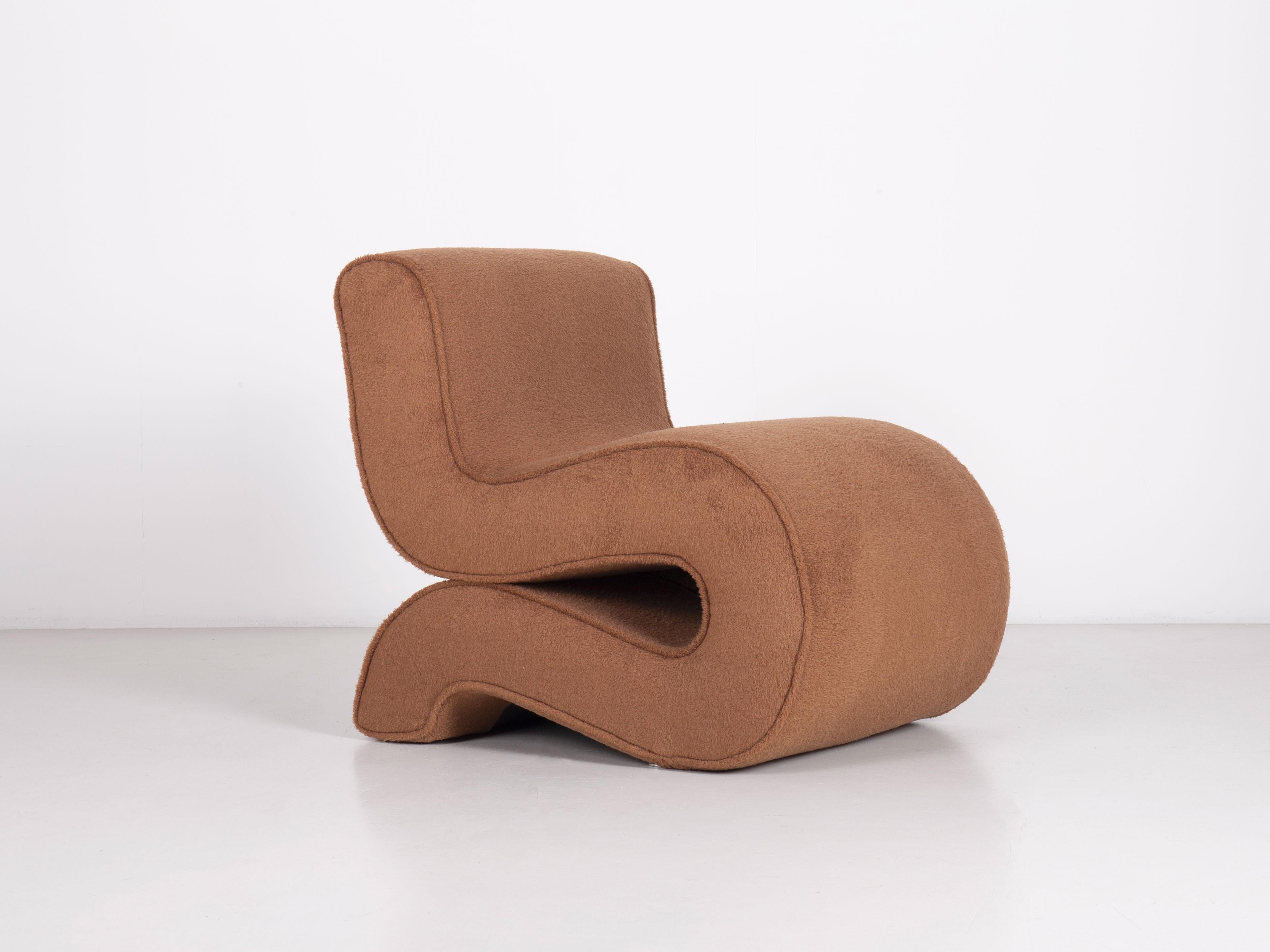 Designed in 1967 - Paradisoterrestre Edition 2022

Materials: shaped polyurethane, metal and wood; upholstery available in different fabric and colours.

The balanced gesture of the hand translates into a volumetric element. The Noodle armchair