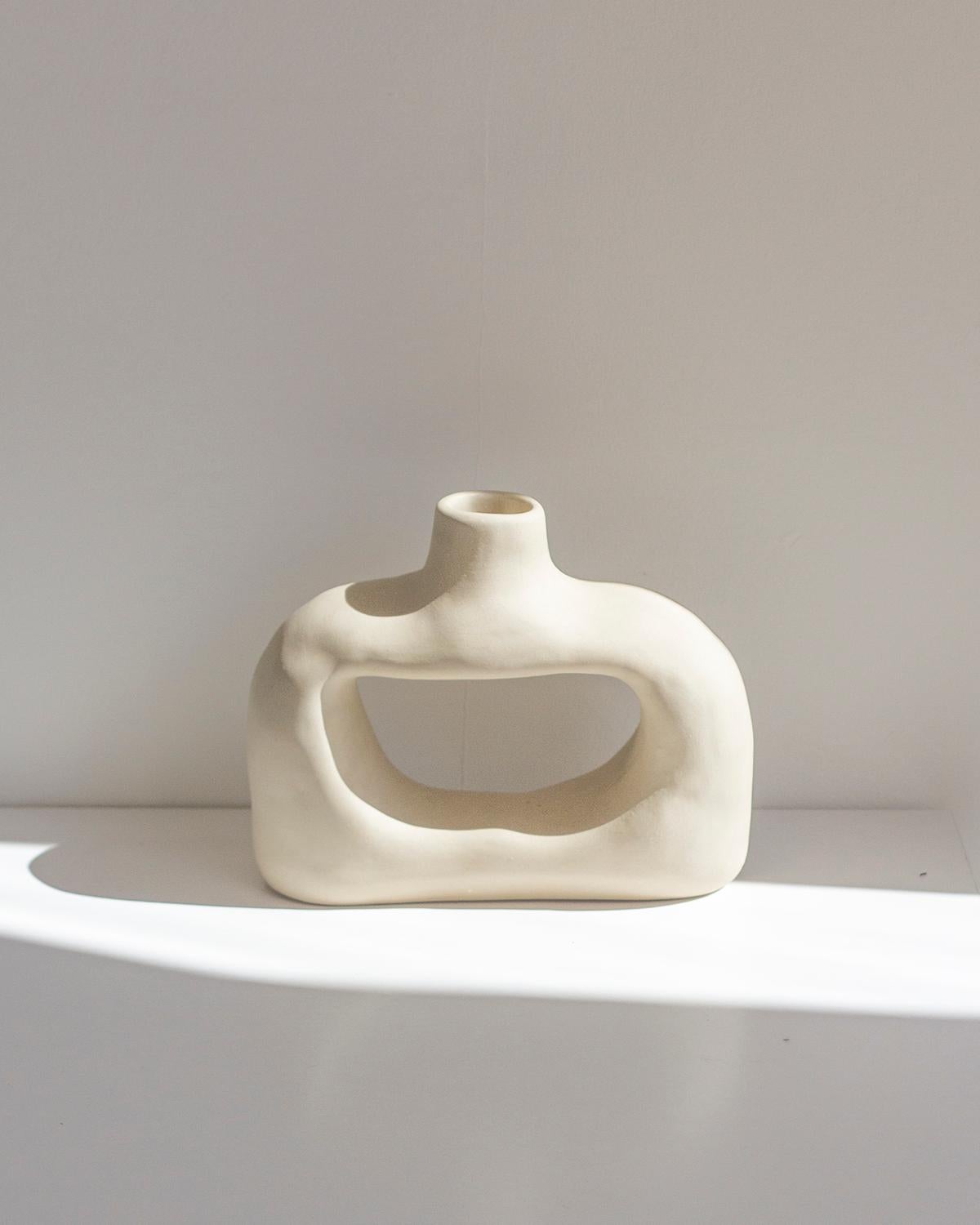 Organique Vase en argile organique moderne fait à la main Nook en crème en vente