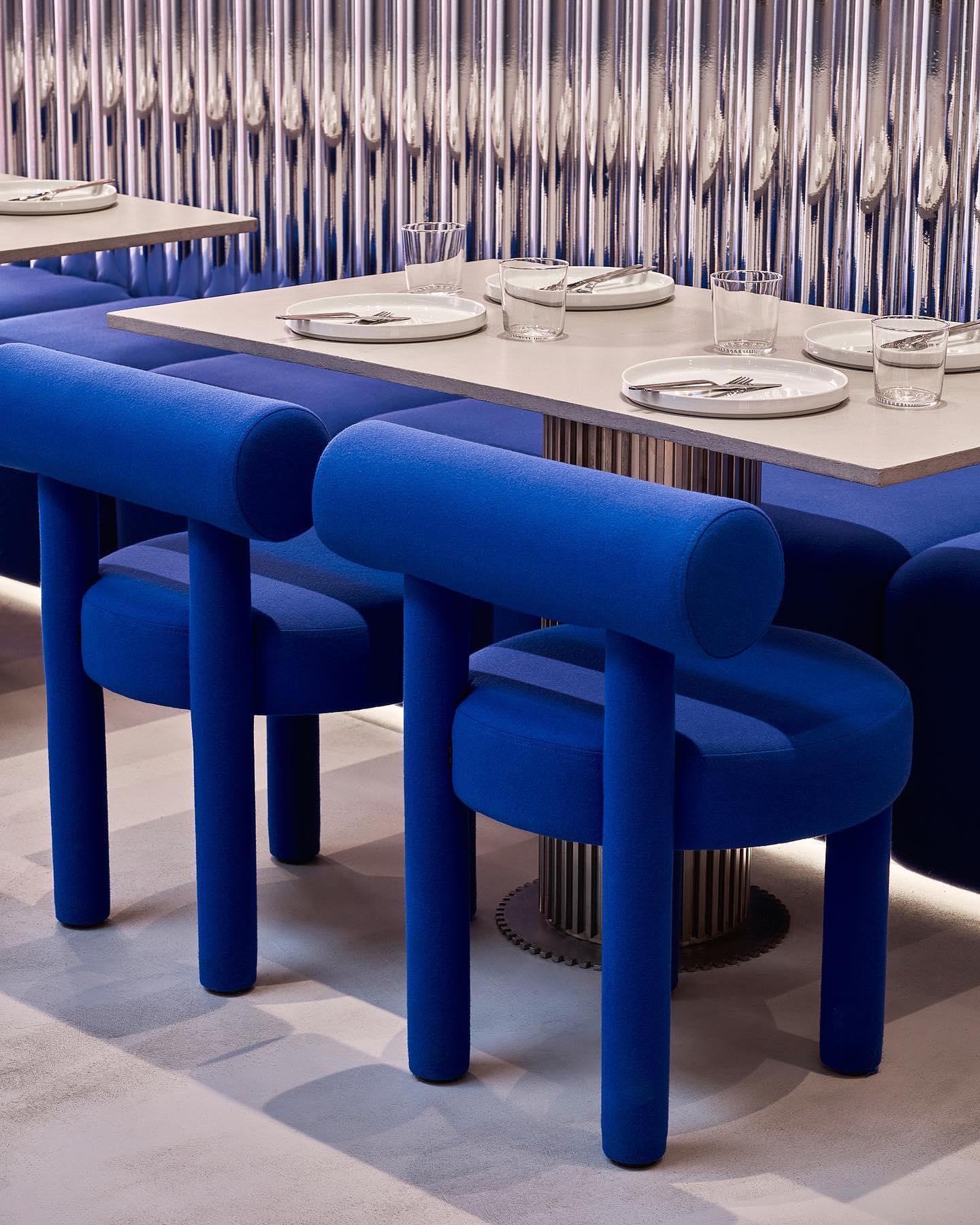 Entworfen von Kateryna Sokolova

Der von Kateryna Sokolova entworfene Gropius Chair ist eine beeindruckende Mischung aus modernistischer Eleganz und ergonomischem Komfort. Inspiriert von der Bauhaus-Bewegung, zeichnet es sich durch klare Linien,