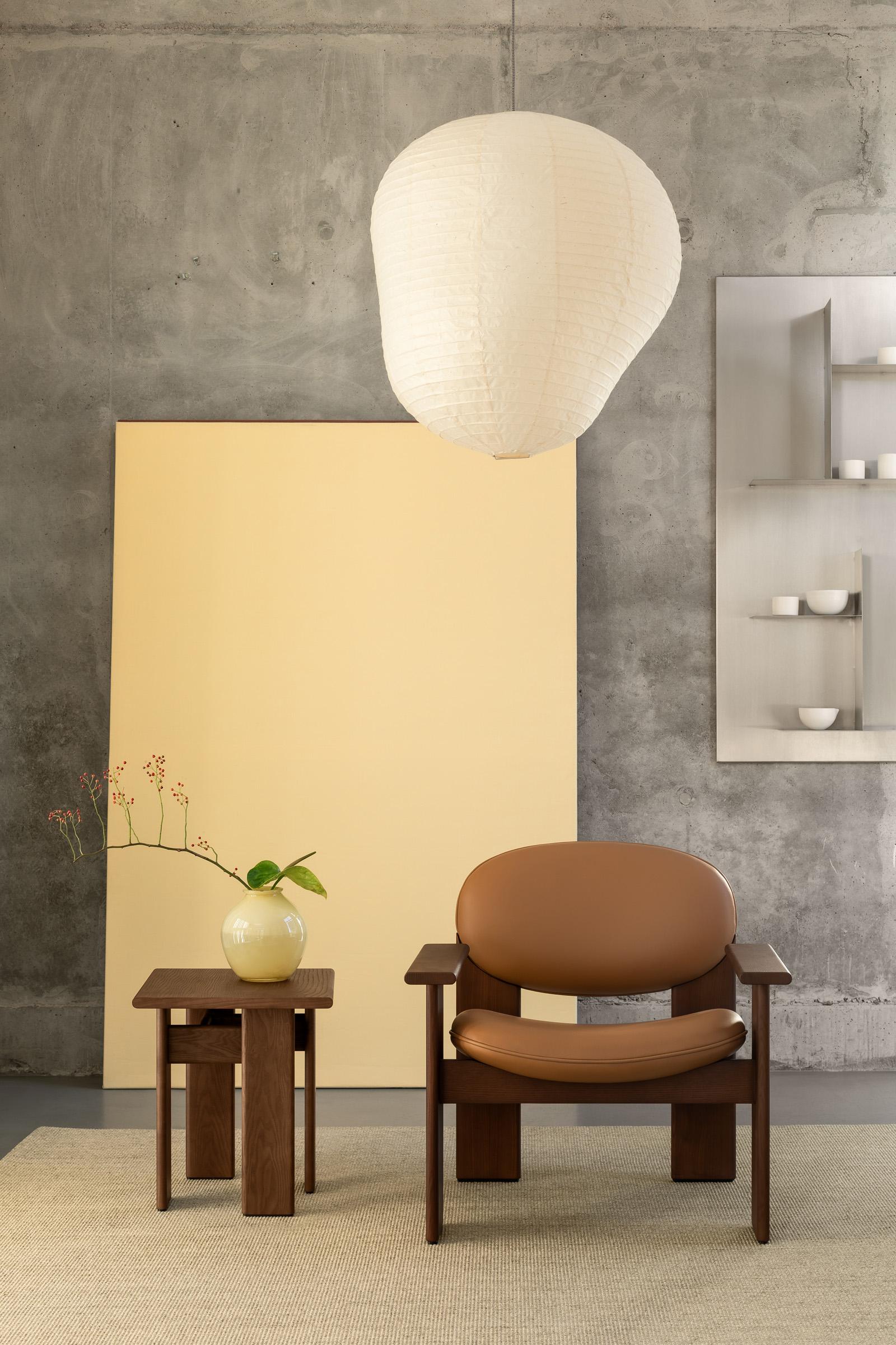 Par NOOM

Conçu par Kateryna Sokolova

La chaise longue Archipen vient enrichir l'éminente Collection Archipen, présentant un sanctuaire sculptural défini par une clarté architecturale et une géométrie calme directement inspirées de l'œuvre