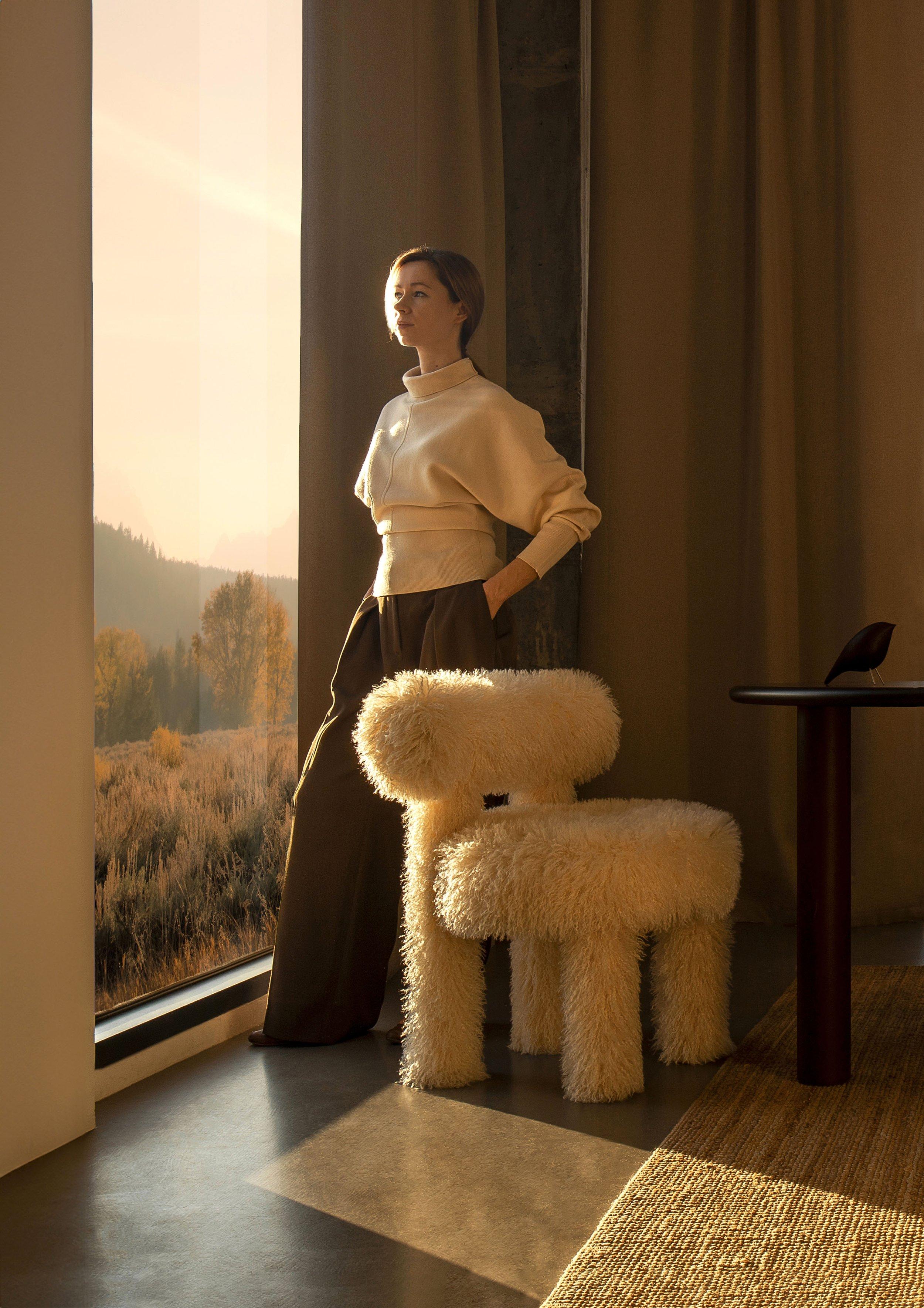 Von Noom

Entworfen von Kateryna Sokolova

Die neueste Ergänzung der kultigen NOOM Möbelkollektion ist die Gropius Fluffy Edition. Dieser atemberaubende Stuhl verbindet zeitlose Ästhetik mit ultimativem Komfort und ist perfekt für Innenarchitekten,