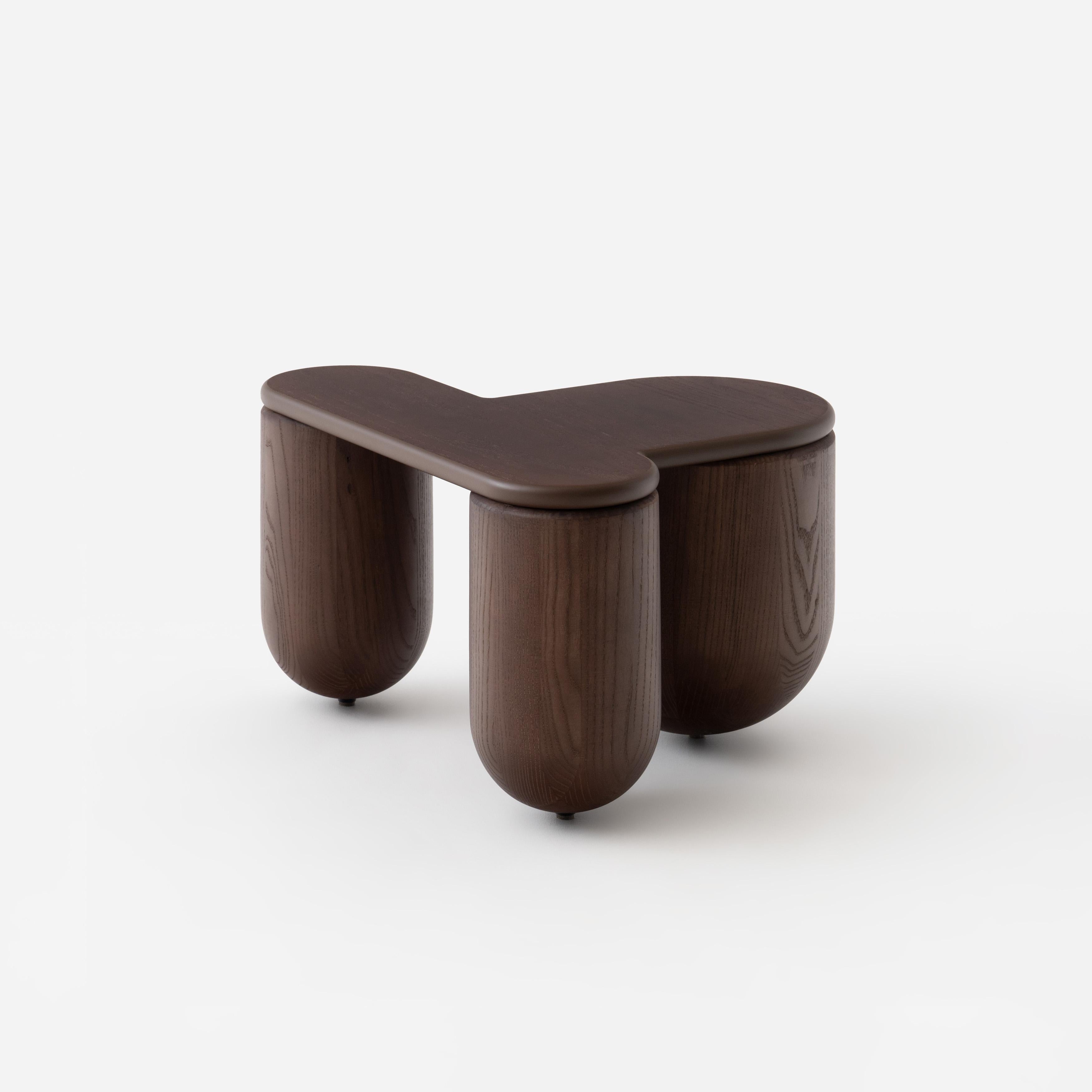 Diseñado por Kateryna Sokolova

La mesa de centro HELLO, con su forma suavemente redondeada, no es sólo un mueble. Es una declaración. Elaborado con meticulosa atención al detalle, presenta un diseño visualmente impactante y emocionalmente