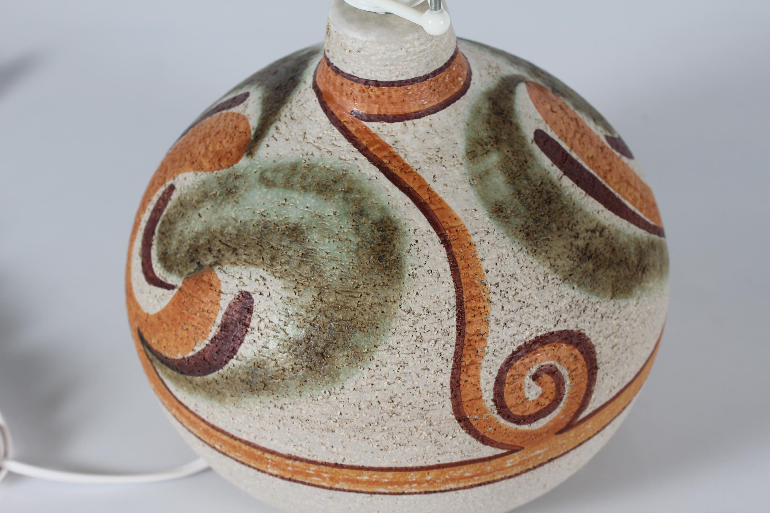 Große runde Keramik-Tischleuchte, entworfen von Noomi Backhausen für Søholm Stentøj, Bornholm, Dänemark
Der Lampenfuß aus Steingut ist handgefertigt aus Schamotte-Ton, was ihm eine rustikale Oberfläche verleiht, die durch die Dekoration in
