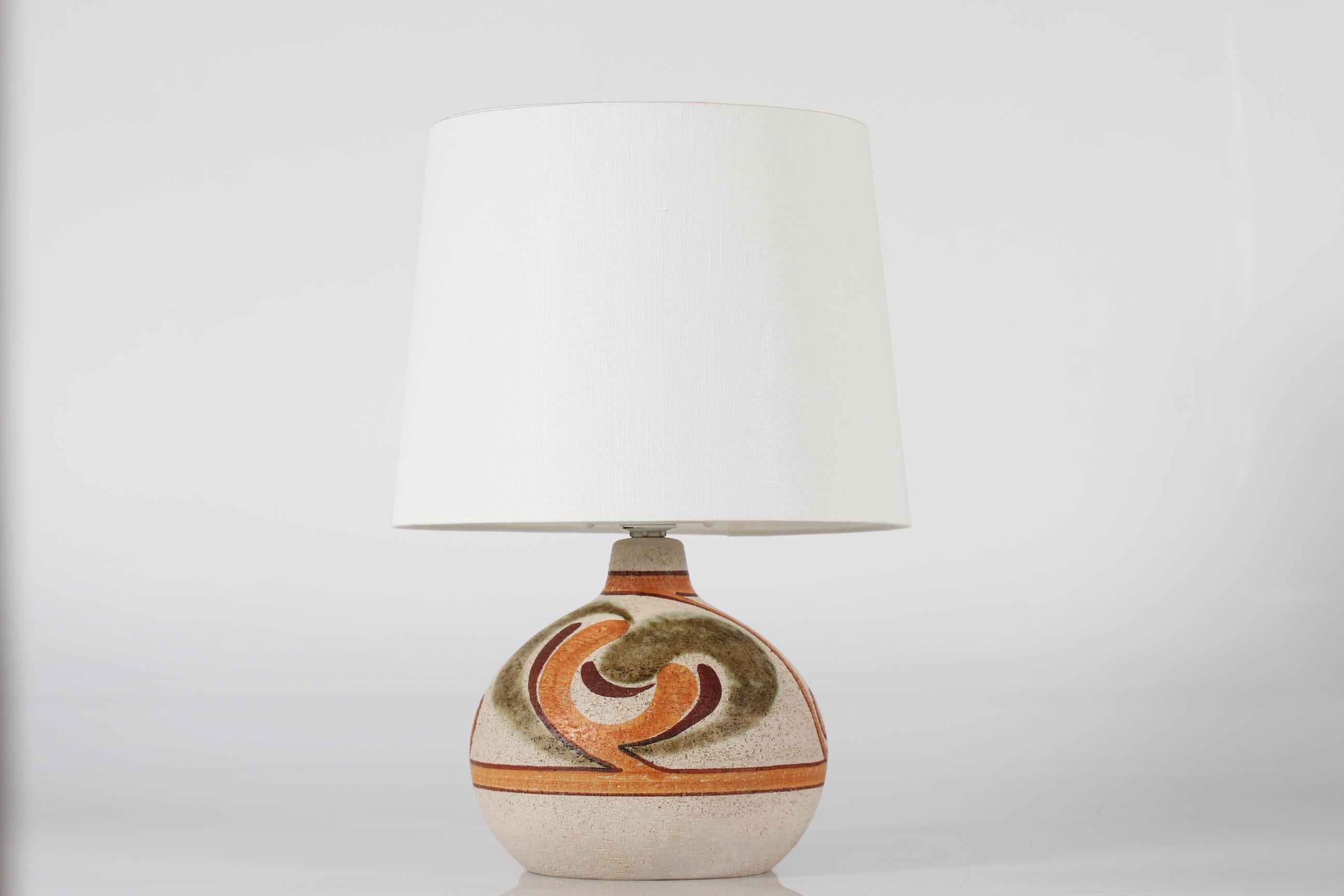 Céramique Noomi Backhausen Lampe de table artistique et rustique en grès de Søholm - Danemark années 1960 en vente