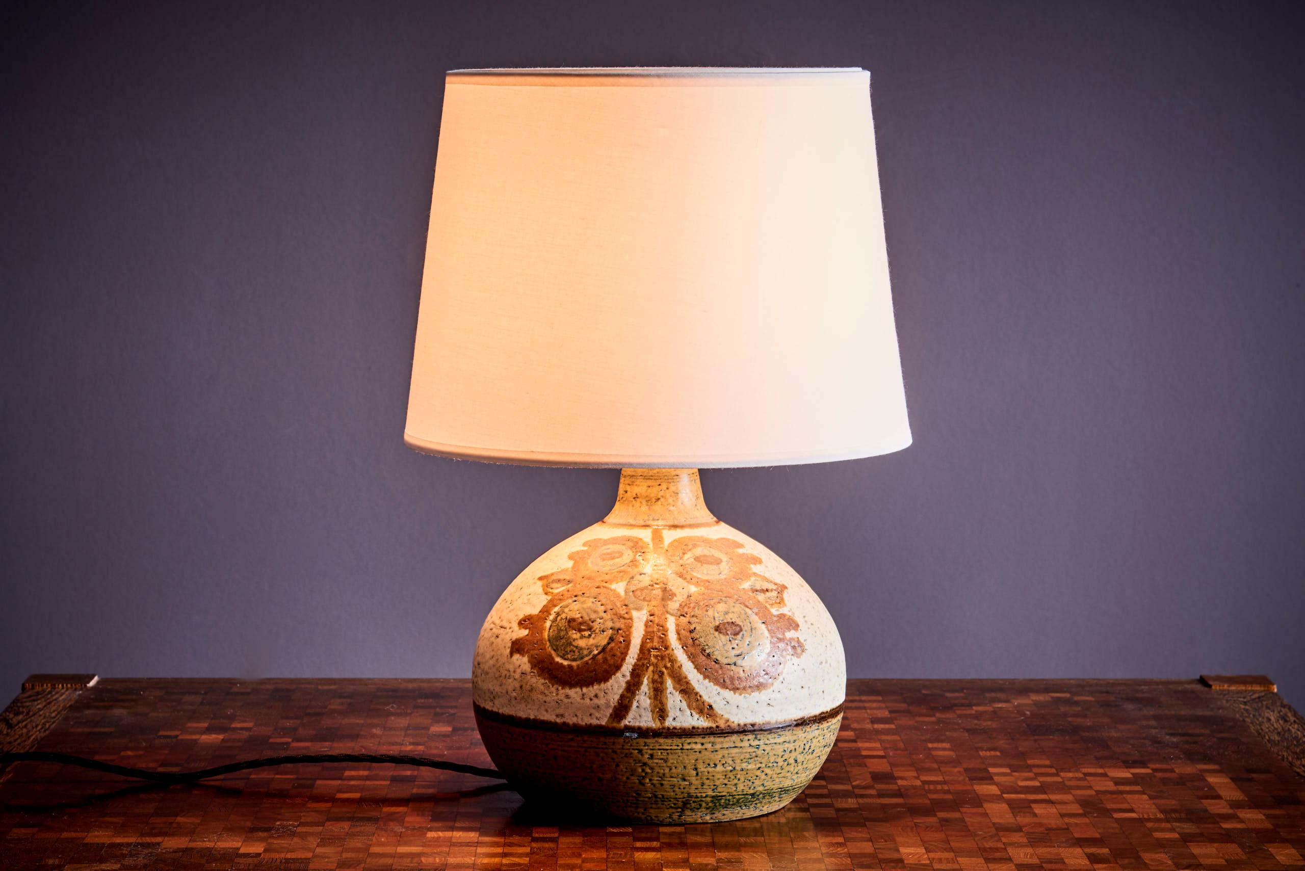 Lampe de table en céramique par Noomi Backhausen pour Soholm Danemark. Les mesures indiquées s'appliquent au lampadaire. Elle est vendue sans abat-jour, ce qui vous permet de choisir celui qui correspond à vos goûts personnels. Søholm Stentøj,