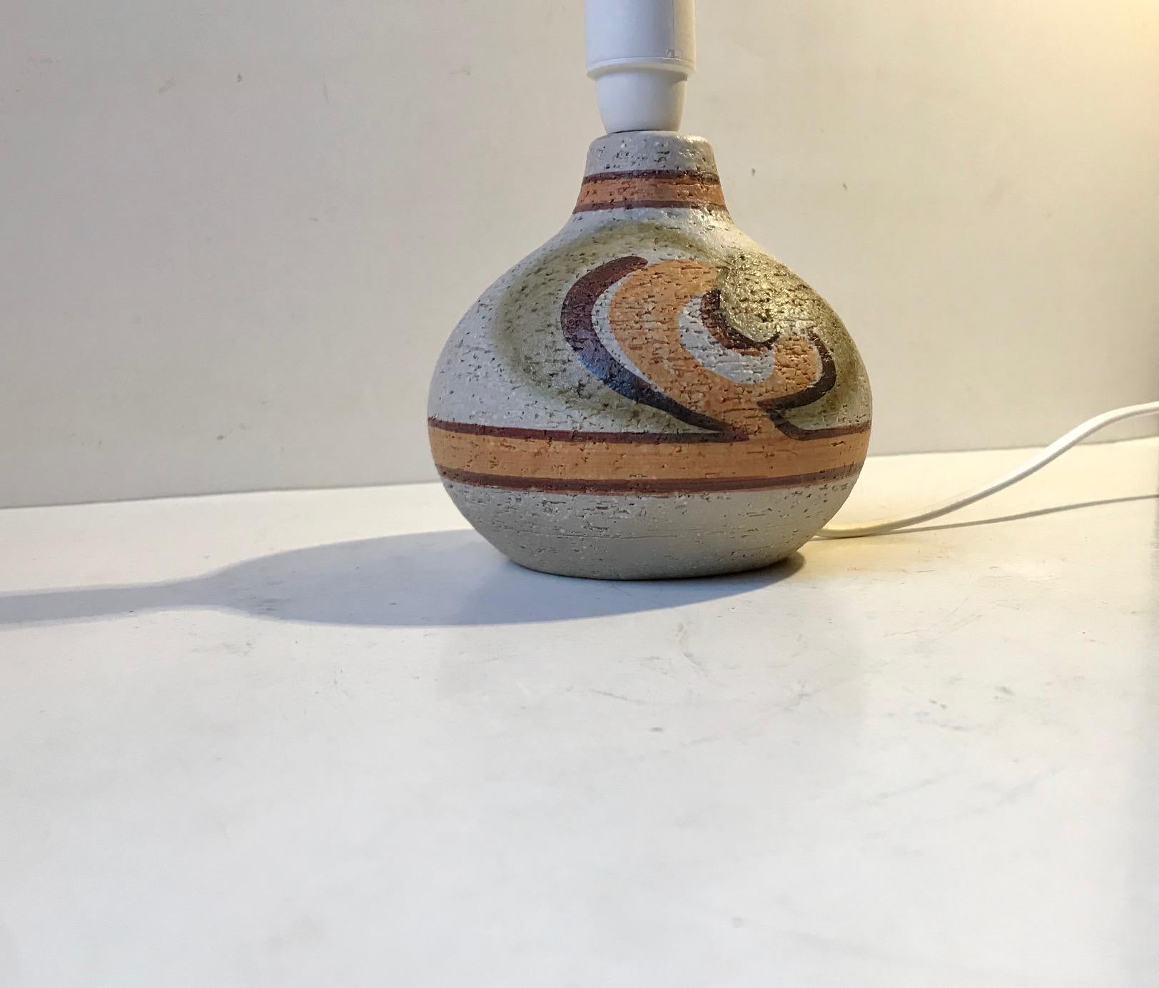 Petite lampe de table émaillée à la main en argile chamottée. Conçu par Noomi Backhausen et fabriqué par Søholm au Danemark dans les années 1970. La hauteur de 21 cm est avec son bulbe.