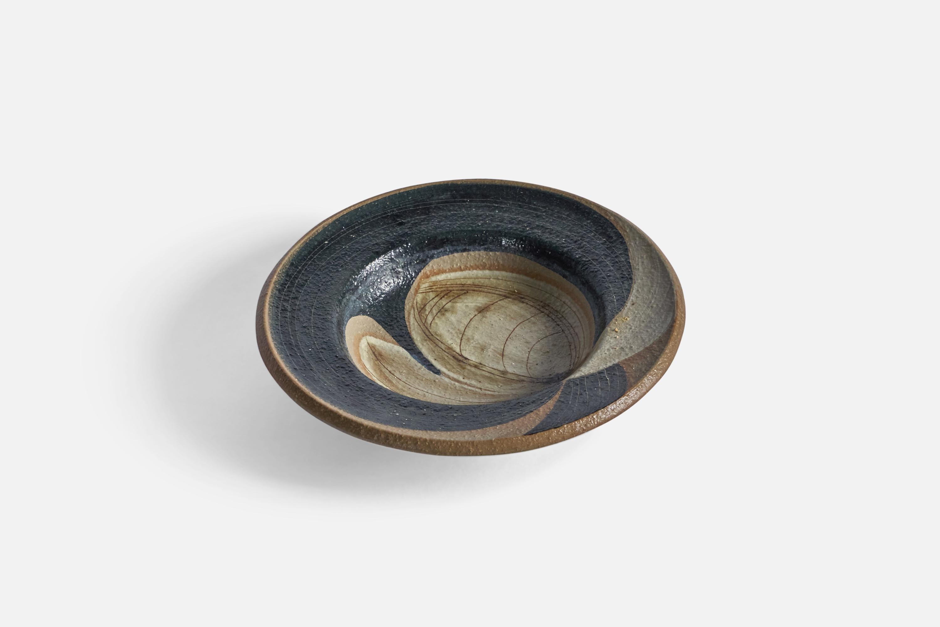 A black and beige painted stoneware dish, designed by Noomi Backhausen and produced by Søholm, Bornholm, Denmark, c. 1960s.