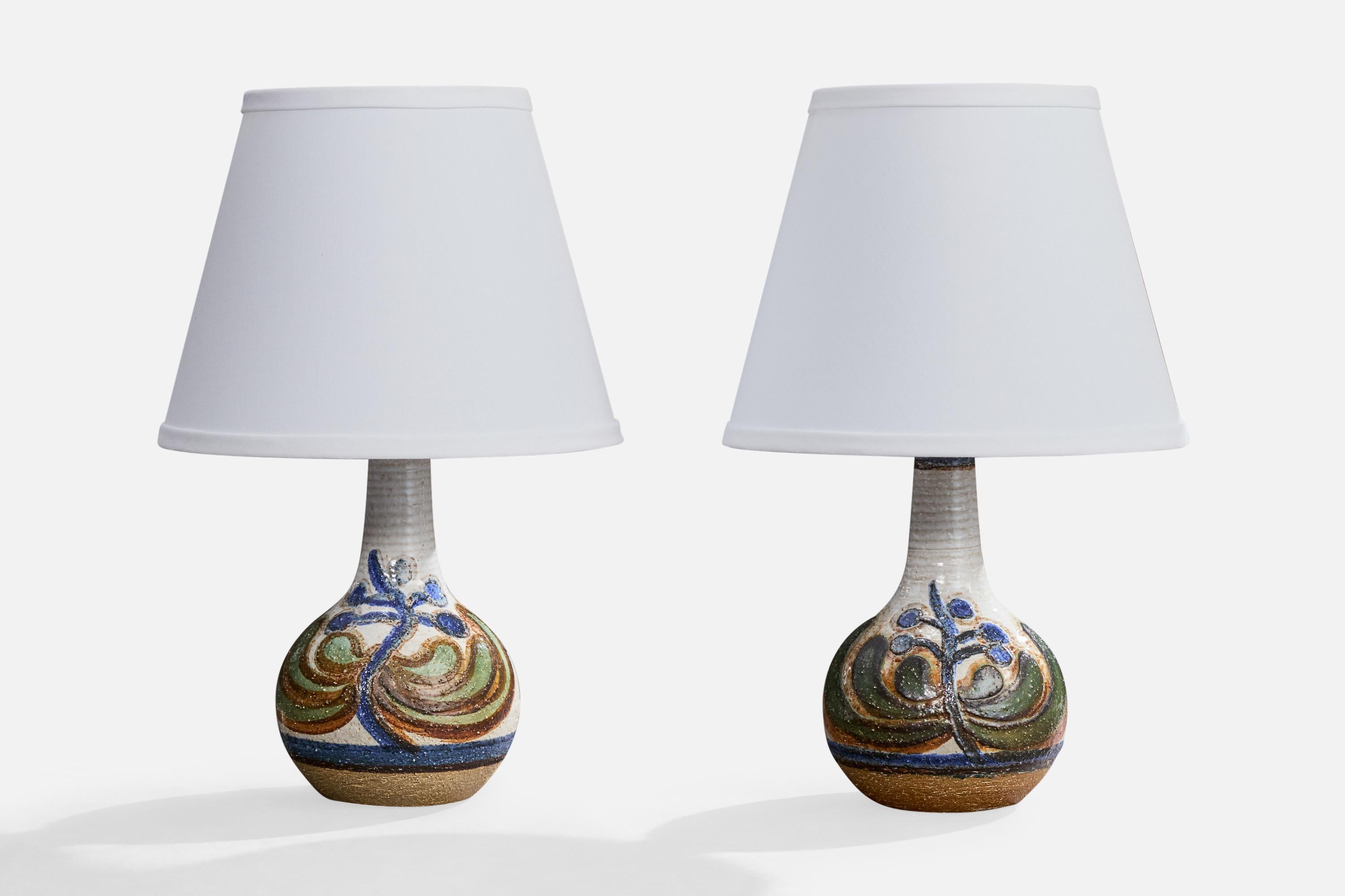 Paire de lampes de table en grès bleu, vert et brun peintes à la main, conçues par Noomi Backhausen et produites par Søholm, Bornholm, Danemark, c.C. 1960.

Dimensions de la lampe avec abat-jour (pouces) : 10.3 