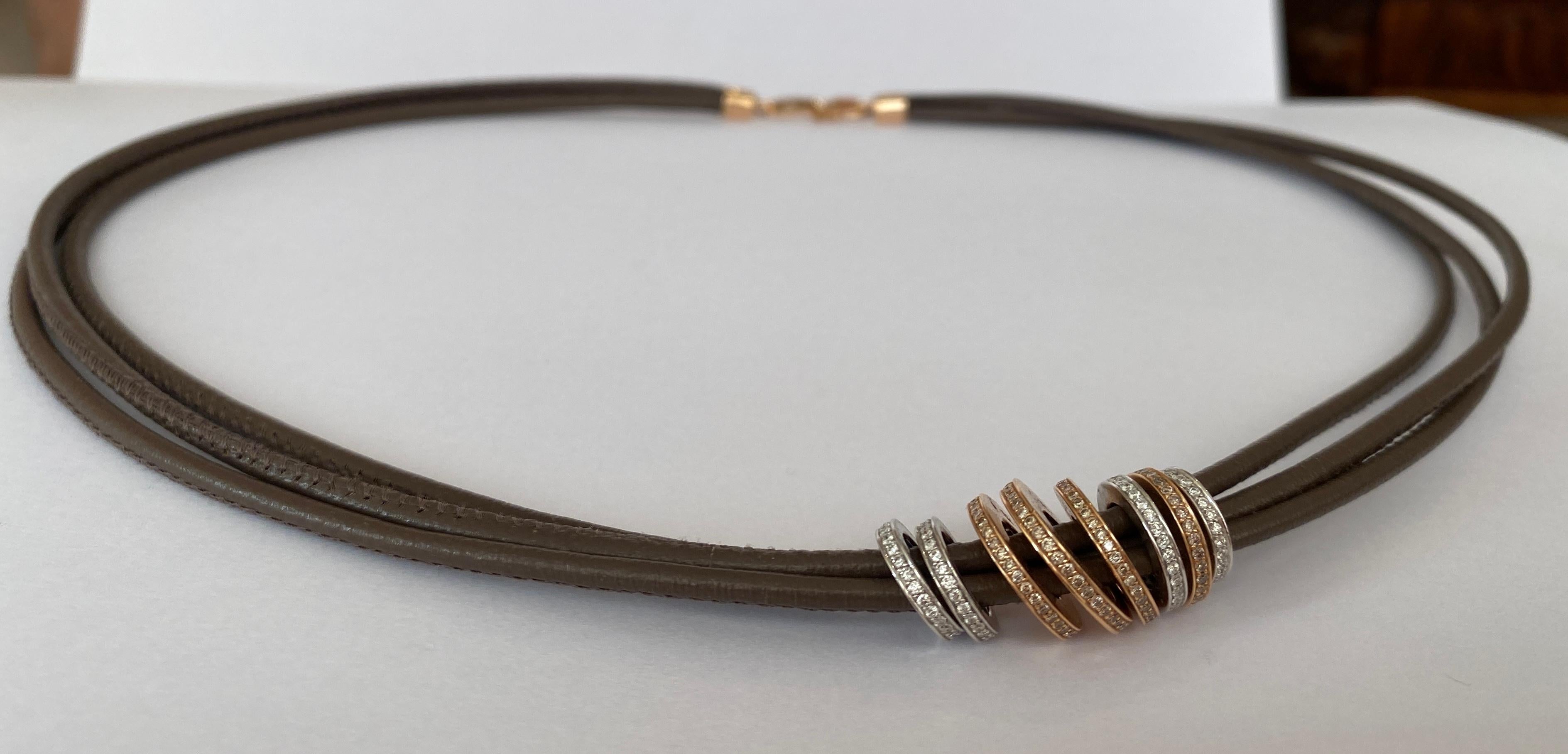 Taglio brillante Collana di diamanti e cuoio di Noor in oro rosa 18 carati modello Looping in vendita