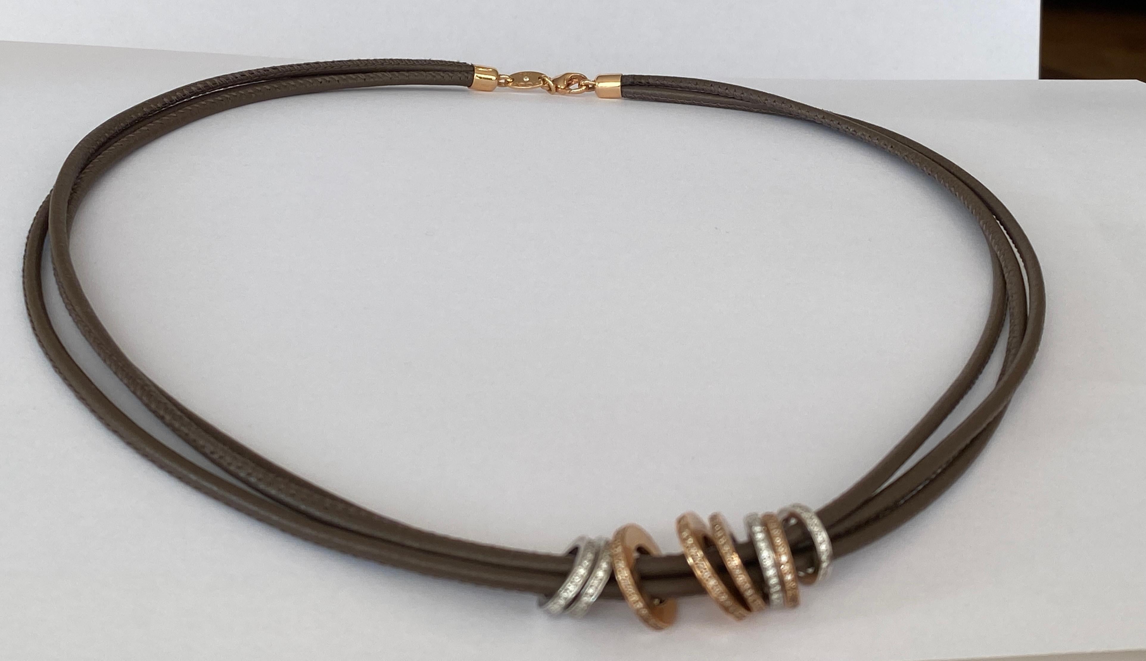 Collana di diamanti e cuoio di Noor in oro rosa 18 carati modello Looping in vendita 2