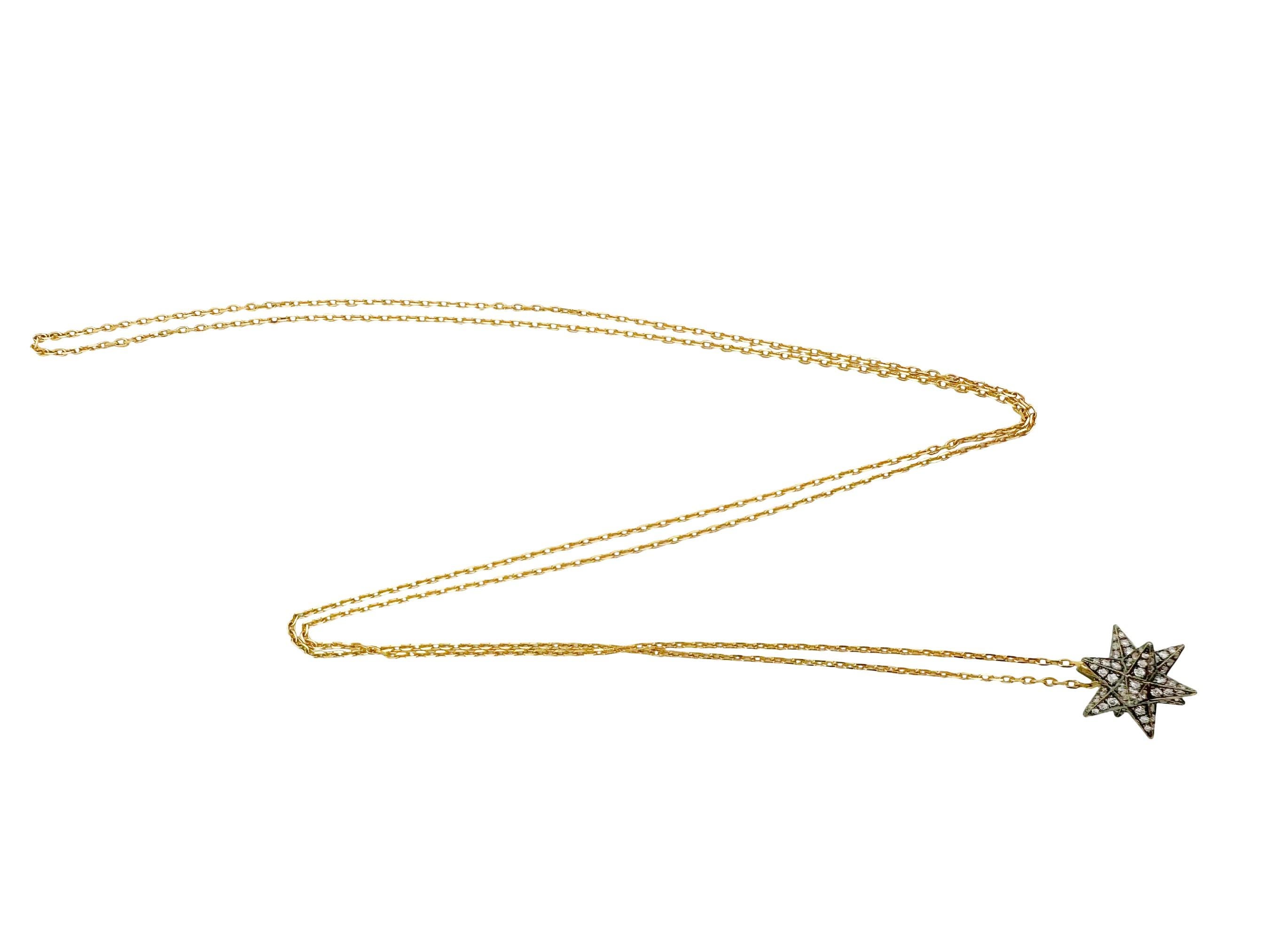 Ce collier à pendentif étoile Merkaba en or 18 carats et diamants est une belle pièce d'apparat. Fabriqué par le célèbre designer britannique Noor Fares, ce collier luxueux a une allure cosmopolite. Le collier présente un exquis pendentif étoile