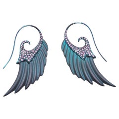 Noor Fares "Fly Me to the Moon" Flügelohrringe aus Sterling Silber E-beschichtet Kobalt