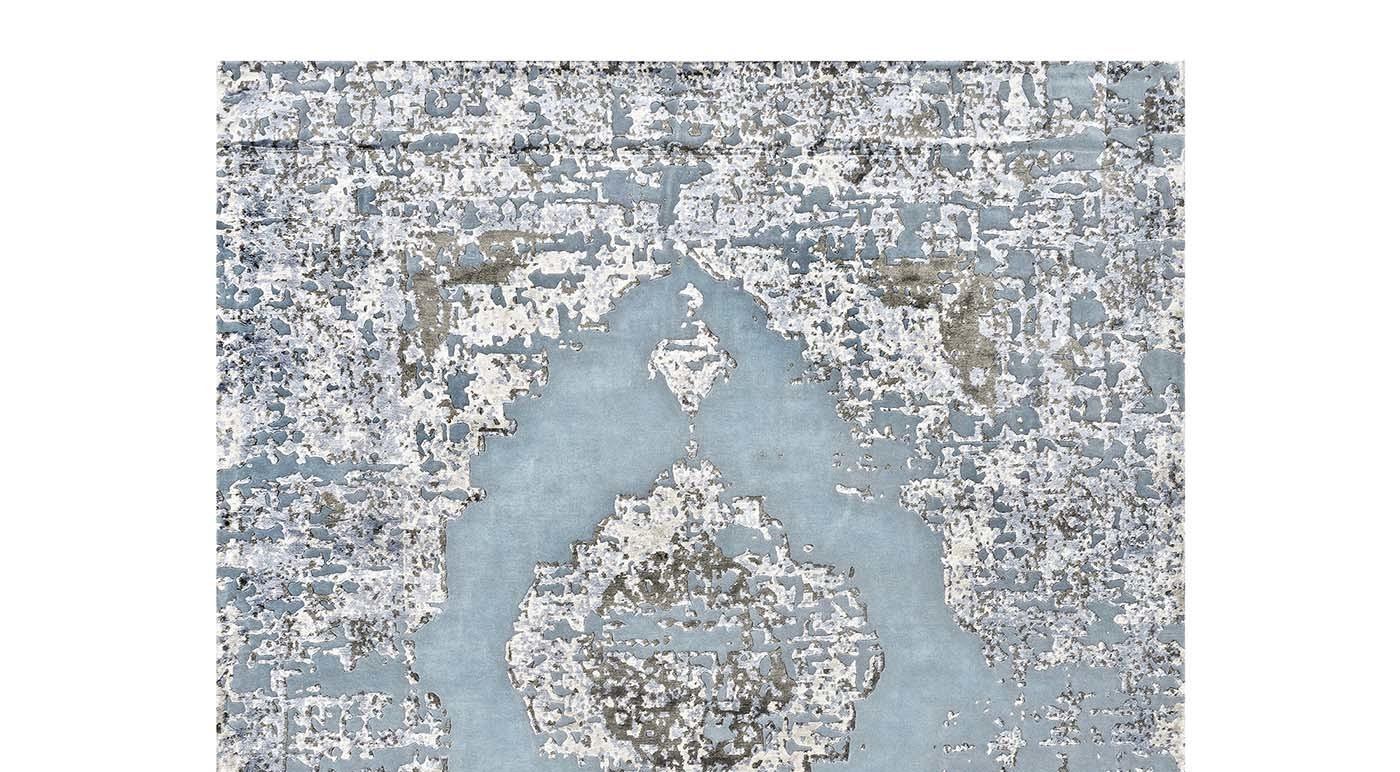 This stunning rug is a contemporary interpretation of a damask pattern that will lend a sophisticated and timeless allure to both a Classic and modern decor. Its 50% silk and 50% Himalayan wool fibres are hand knotted in Nepal by expert craftsmen to