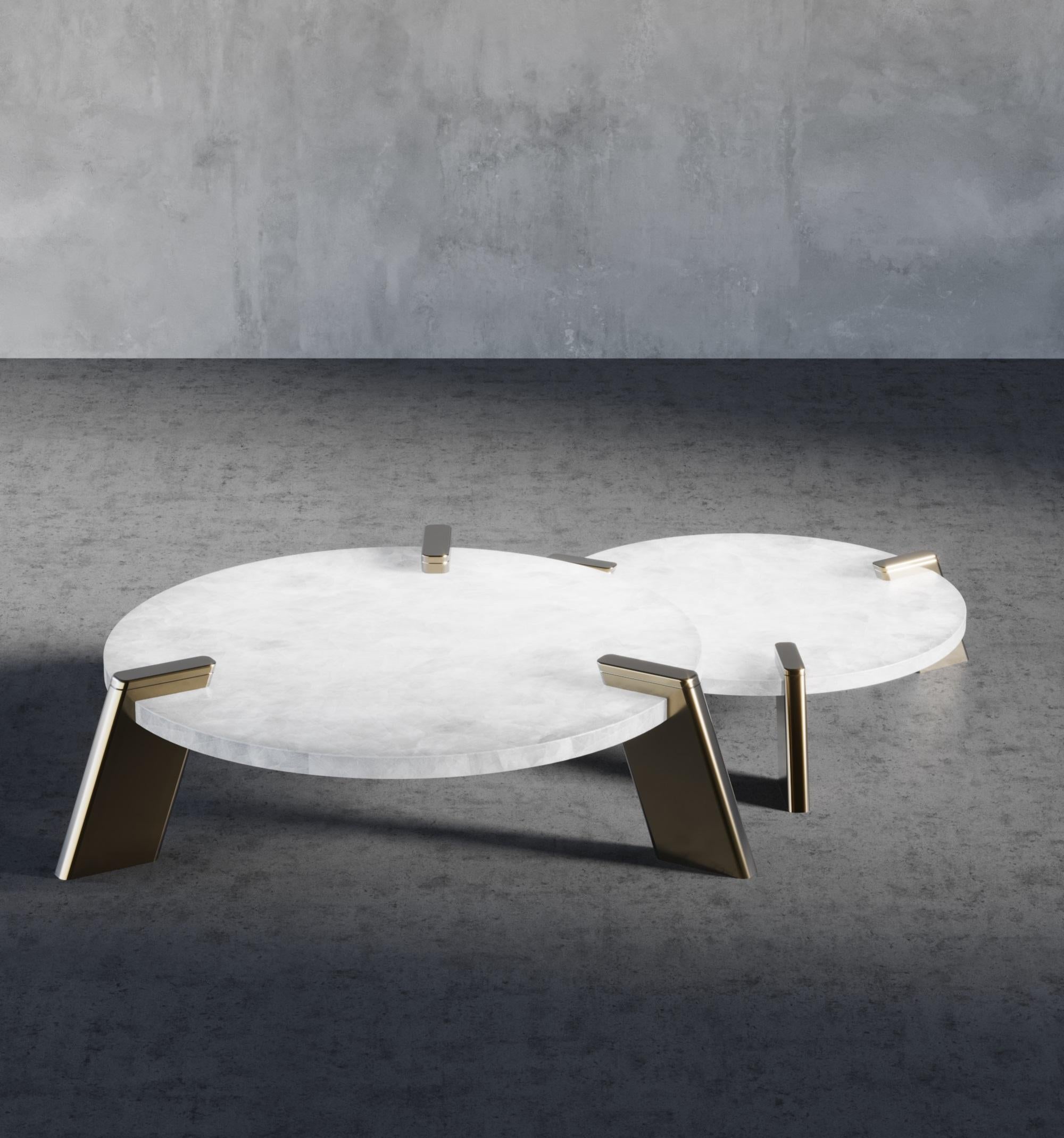 Art déco Noor Selenite grande table centrale en métal avec détails en métal en vente
