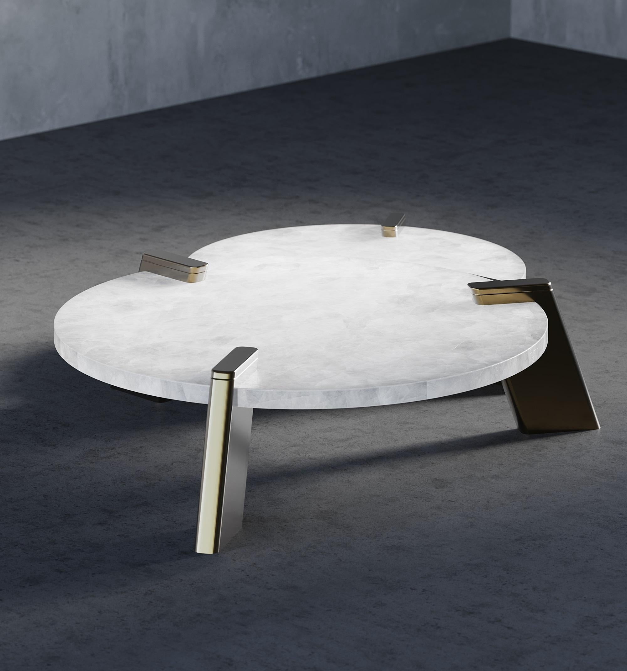 Indien Noor Selenite grande table centrale en métal avec détails en métal en vente